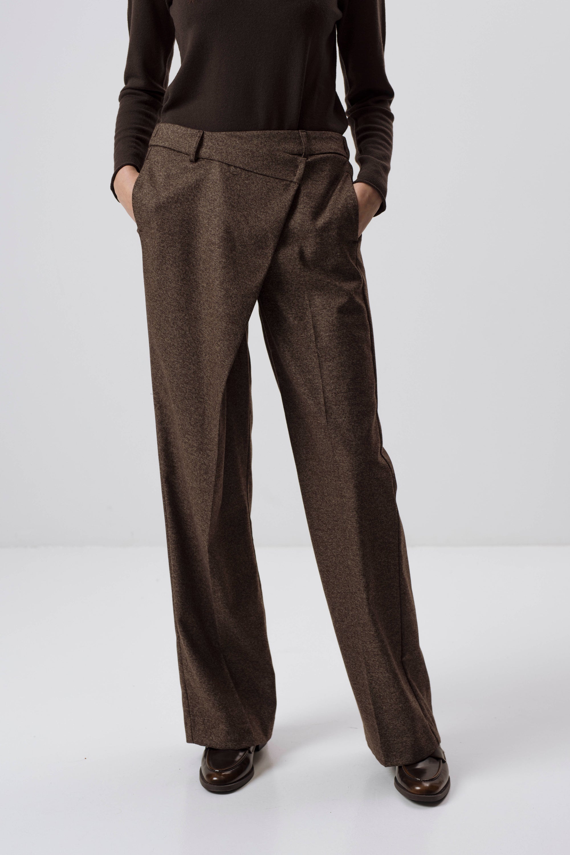 MILCHFARBENE SLIM-FIT-HOSE