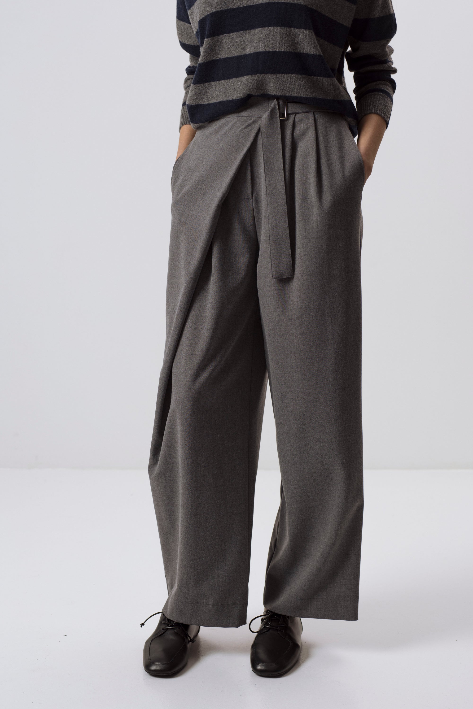 MILCHFARBENE SLIM-FIT-HOSE