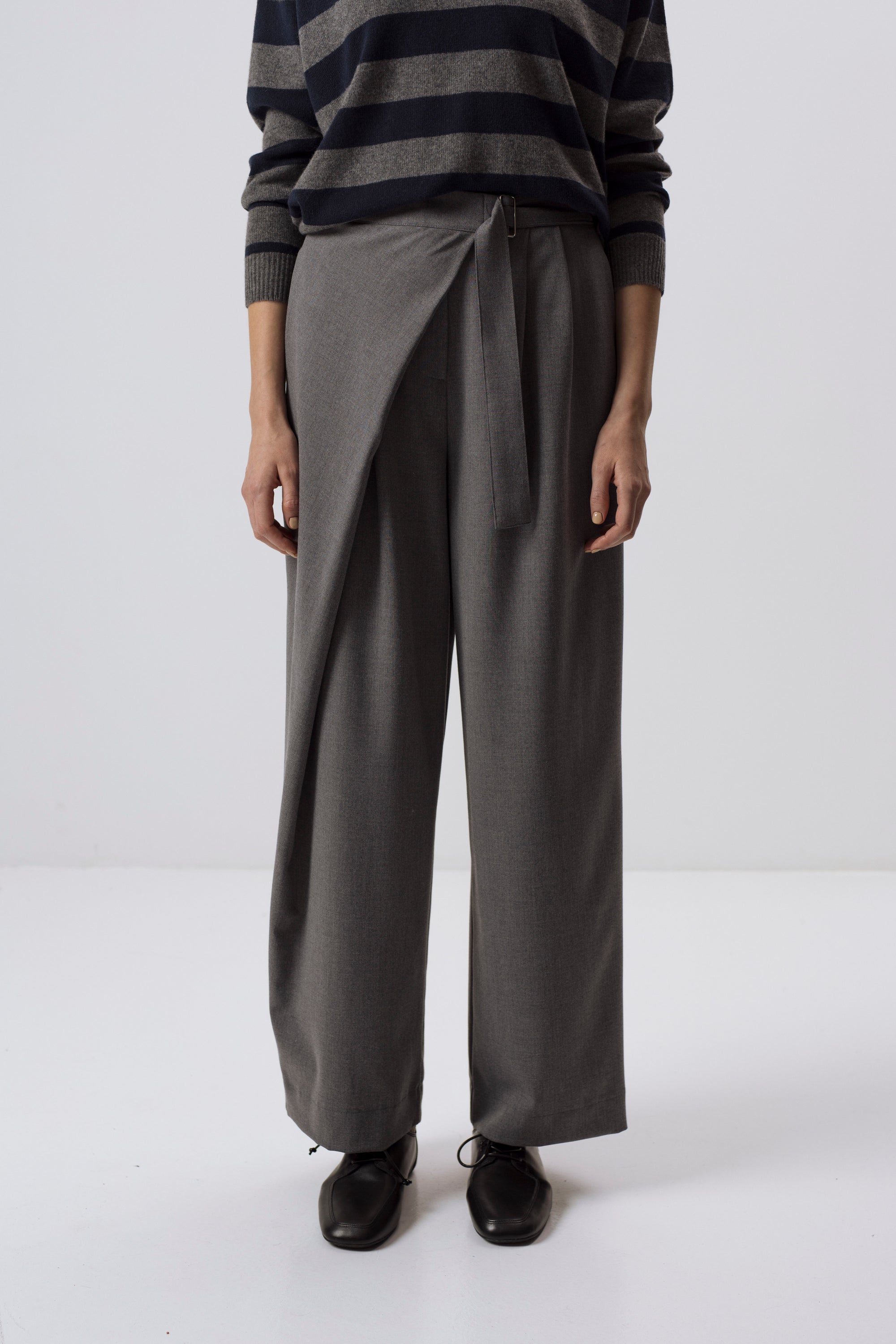 MILCHFARBENE SLIM-FIT-HOSE