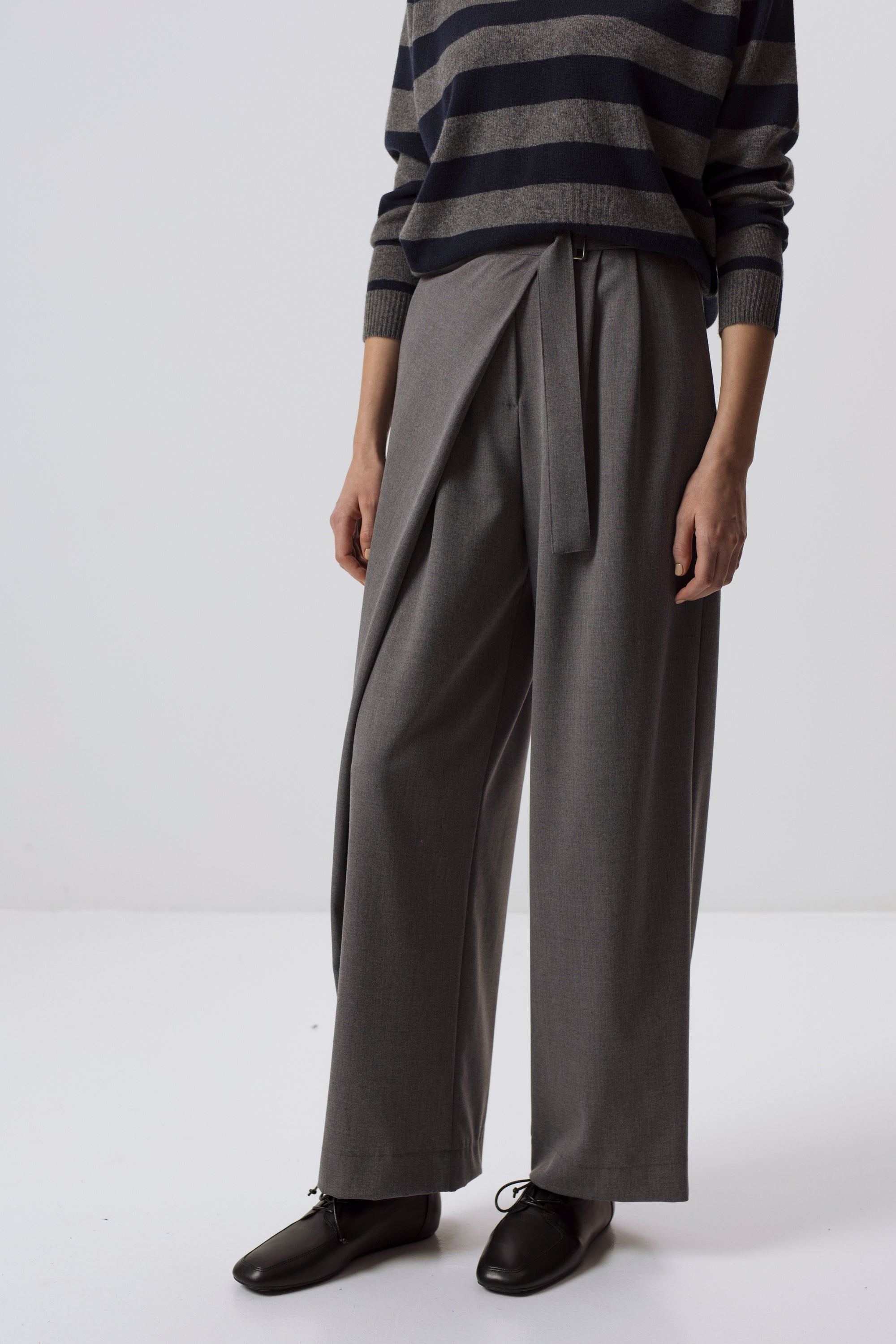 MILCHFARBENE SLIM-FIT-HOSE