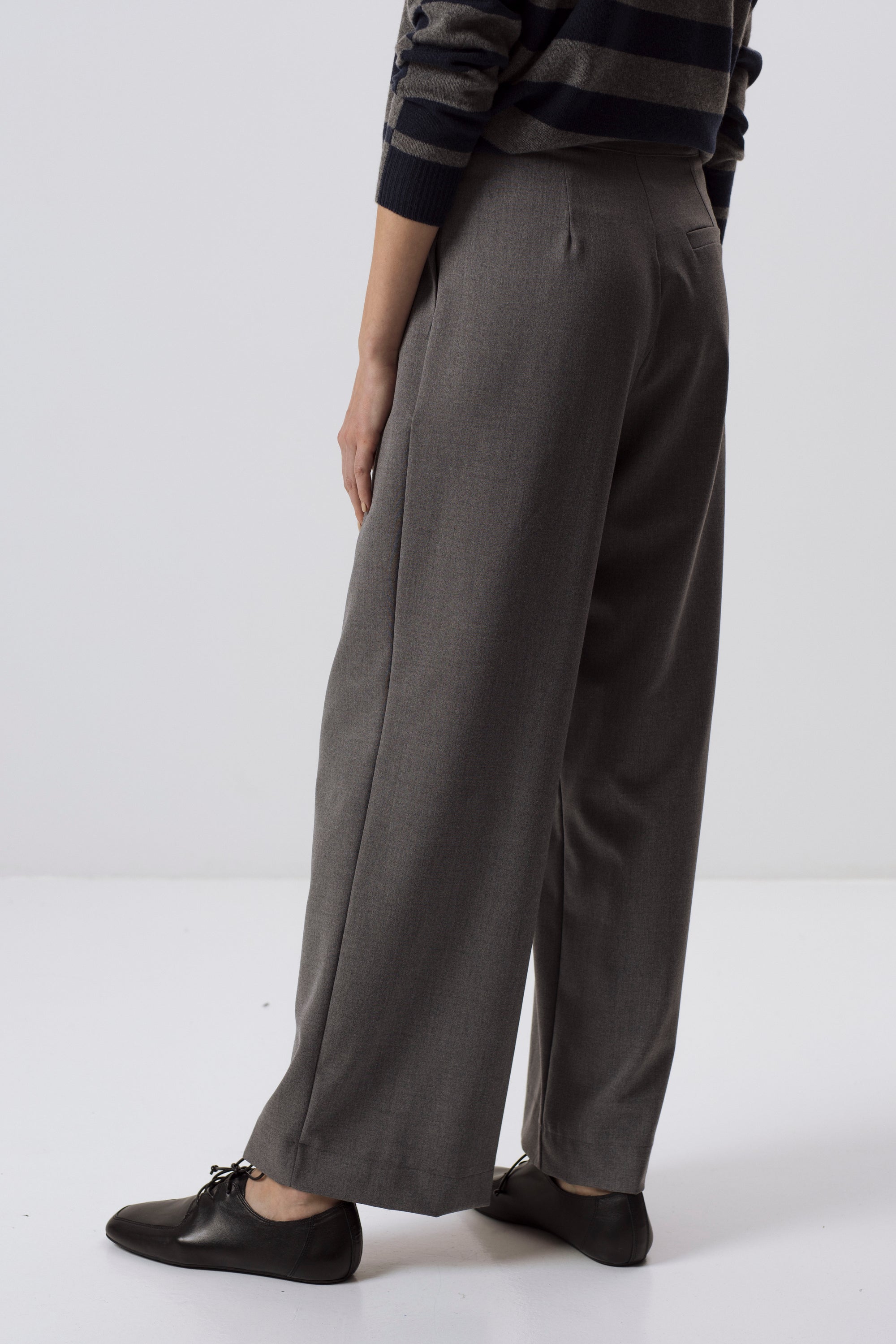 MILCHFARBENE SLIM-FIT-HOSE