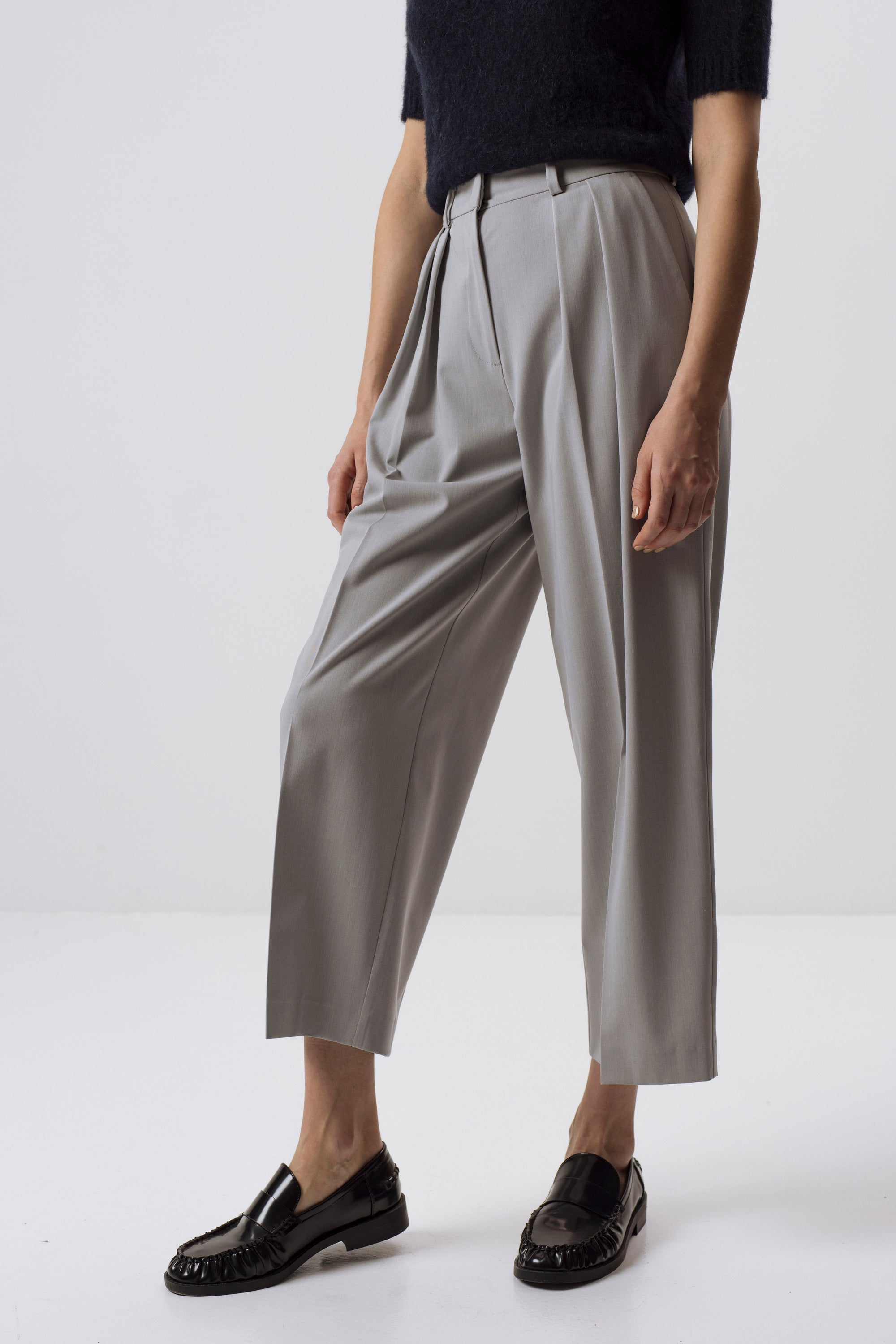MILCHFARBENE SLIM-FIT-HOSE