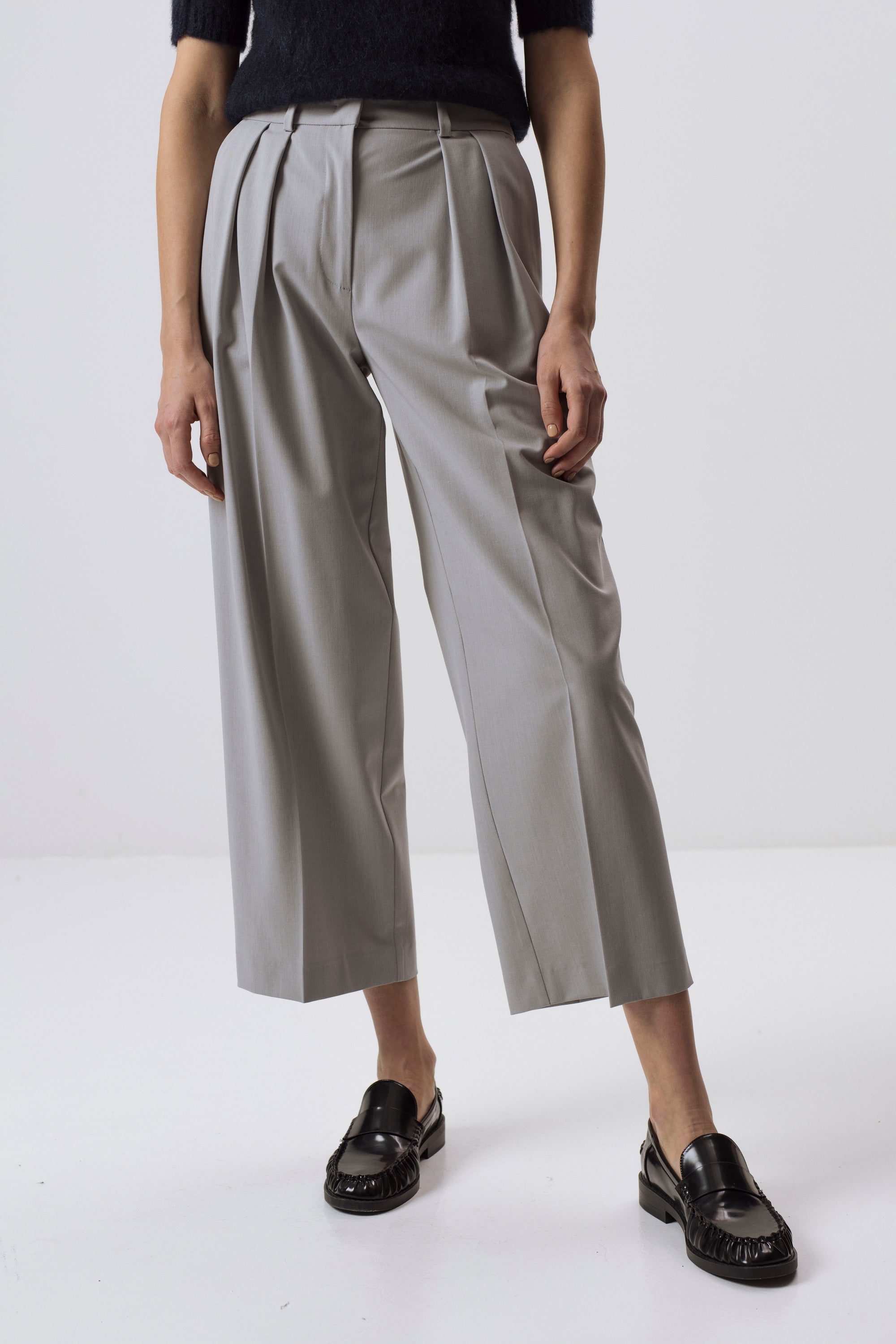 MILCHFARBENE SLIM-FIT-HOSE
