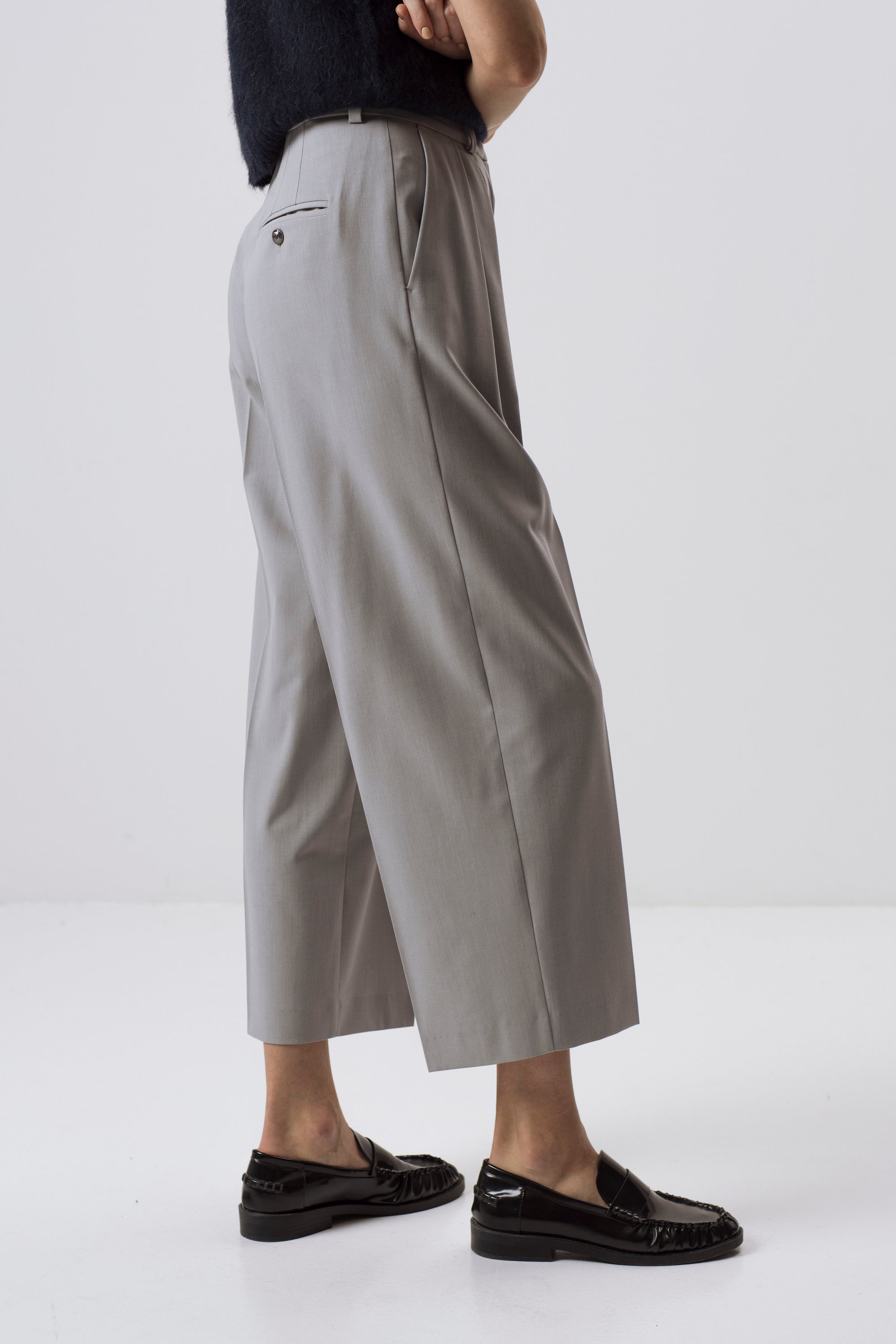 MILCHFARBENE SLIM-FIT-HOSE