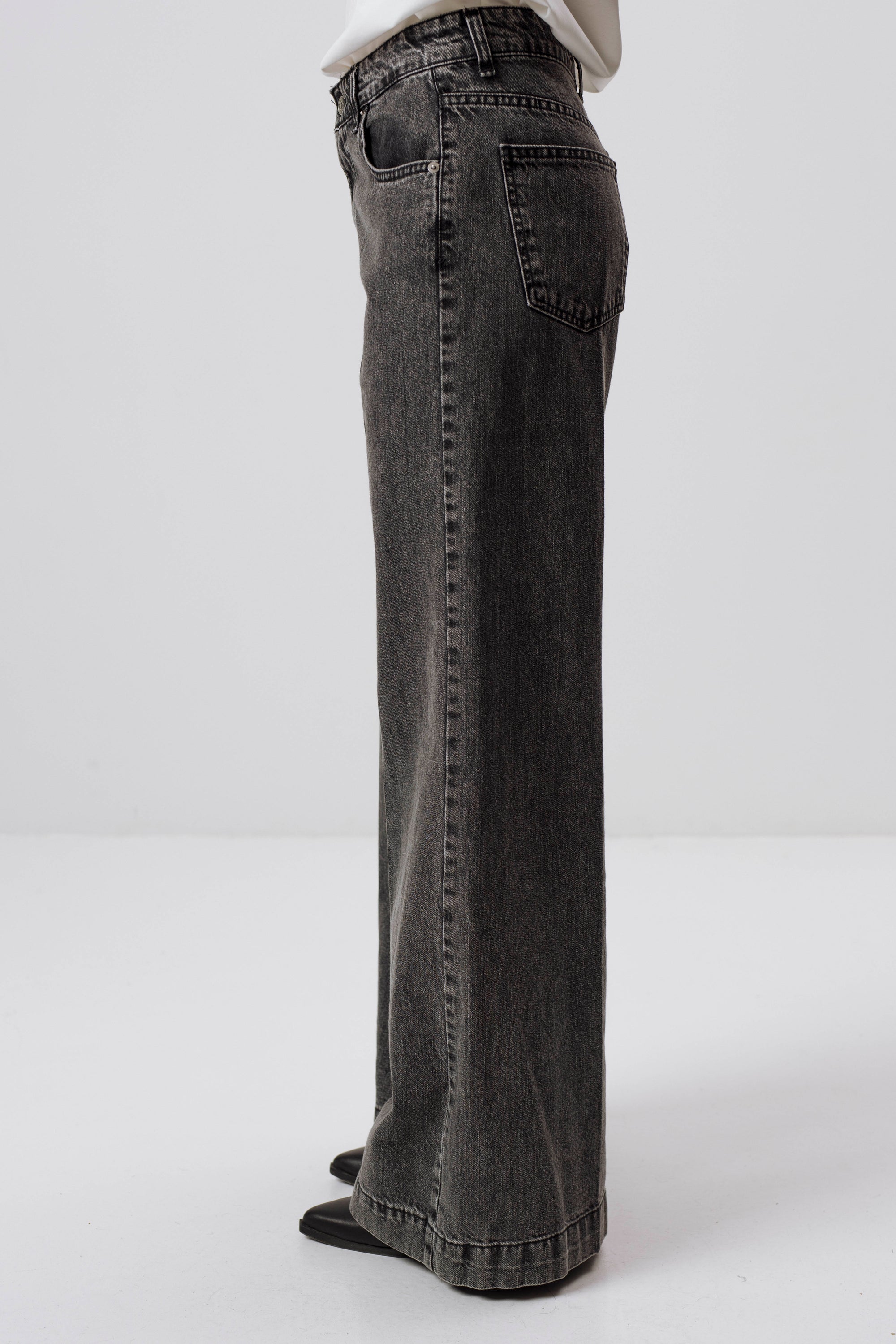MILCHFARBENE SLIM-FIT-HOSE