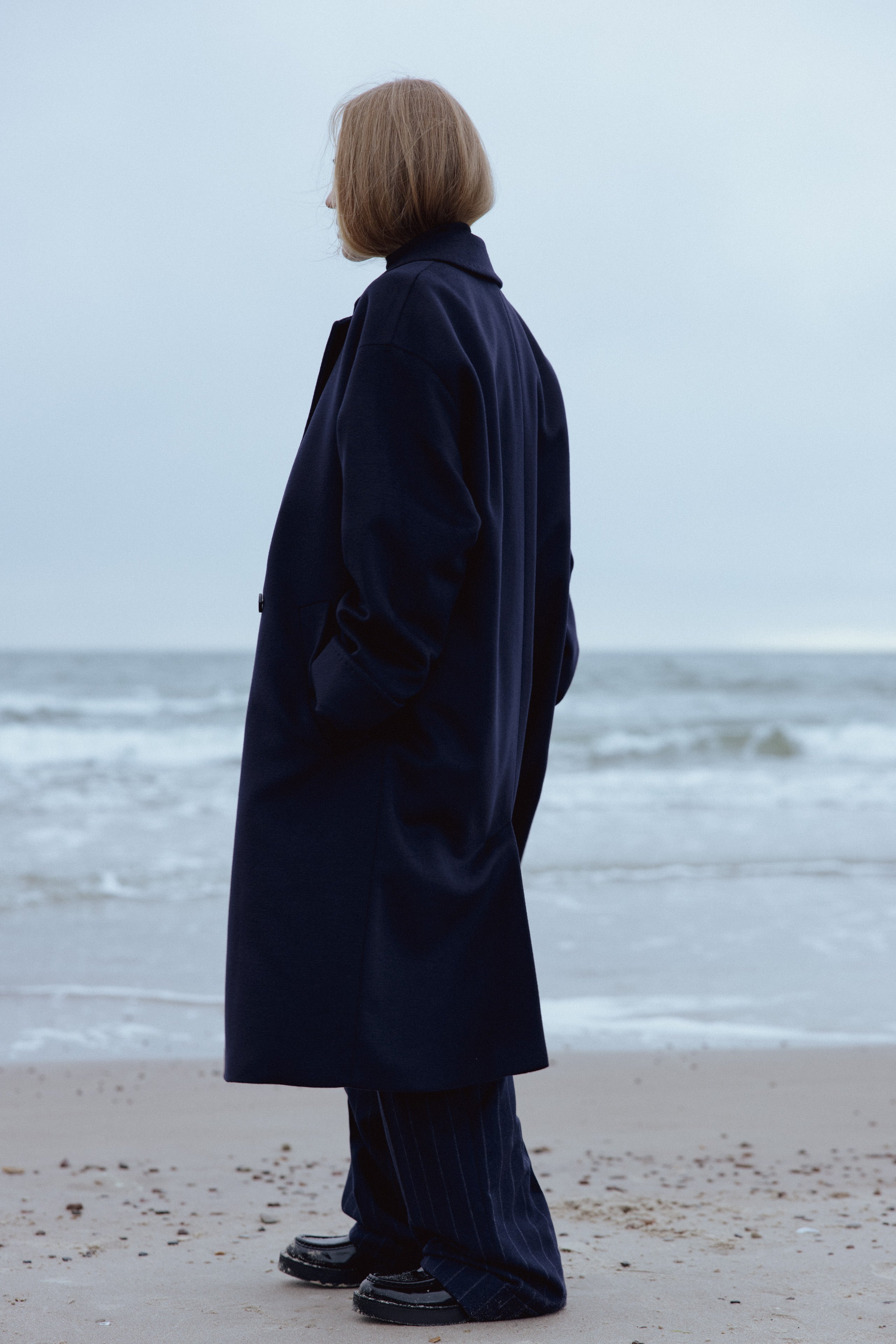 OVERSIZED DOUBLE-BREASTED WOOL COAT IN NAVY – InAvati