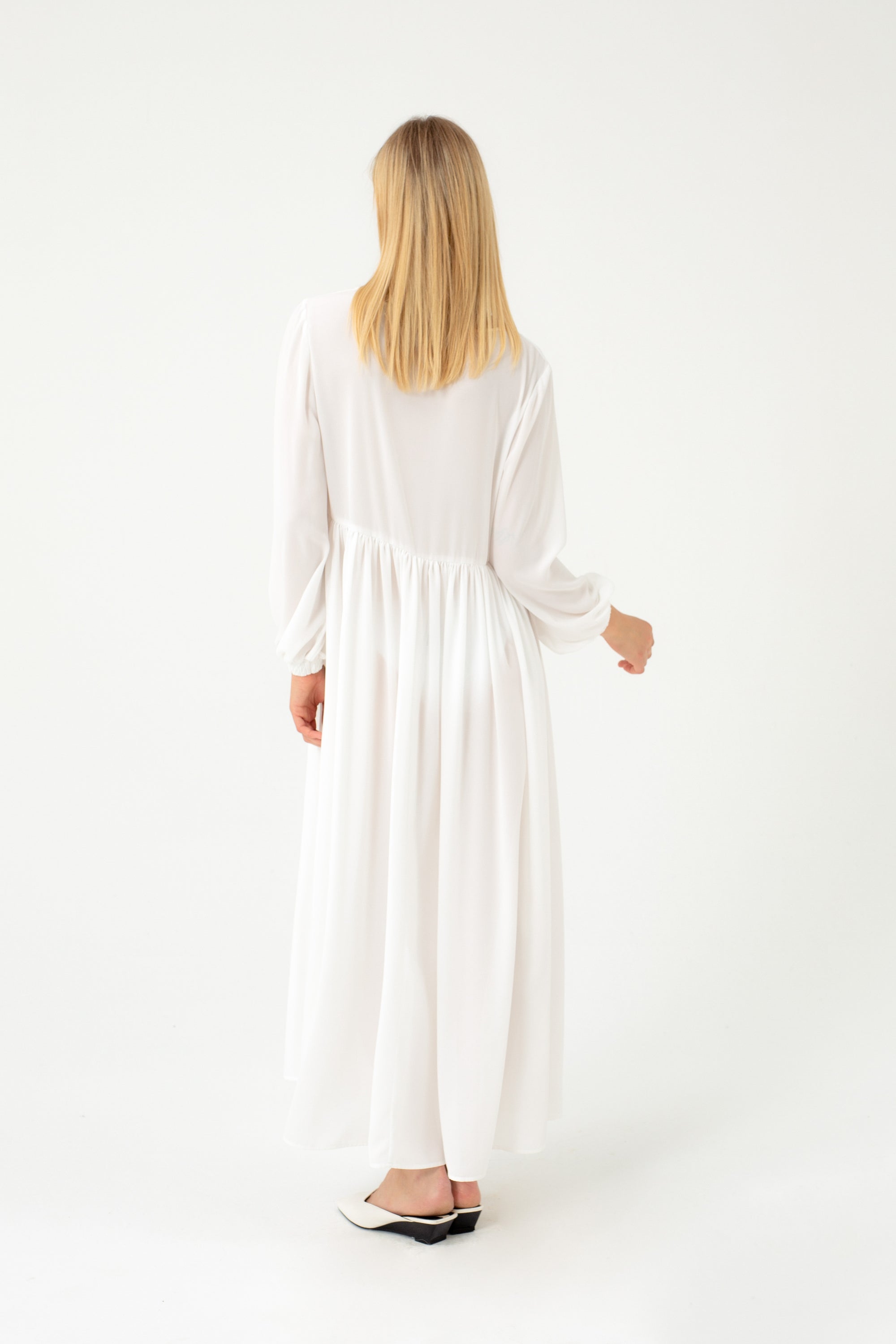 PERMATOMA BALTA MAXI SUKNELĖ