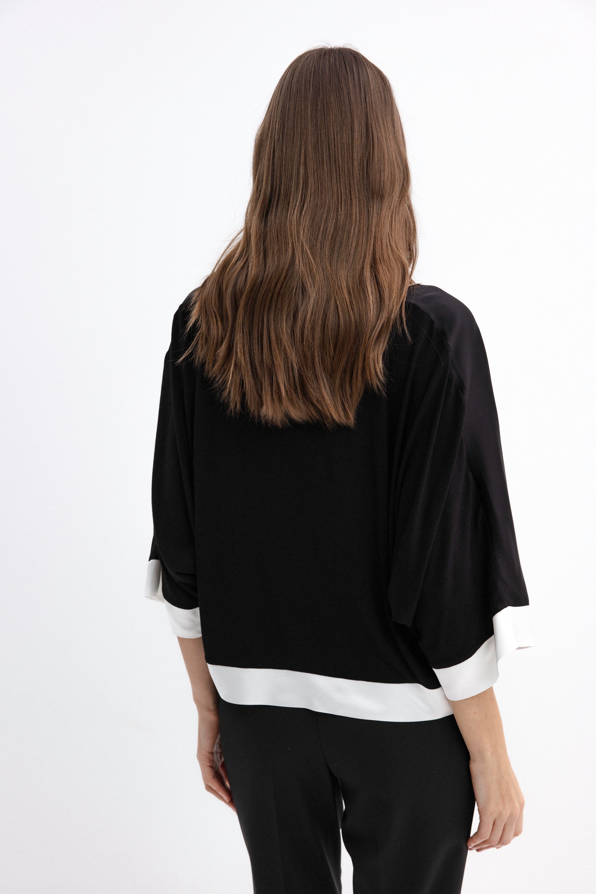 JUODA LAISVO KIRPIMO PALAIDINĖ SU 3/4 RANKOVĖMIS