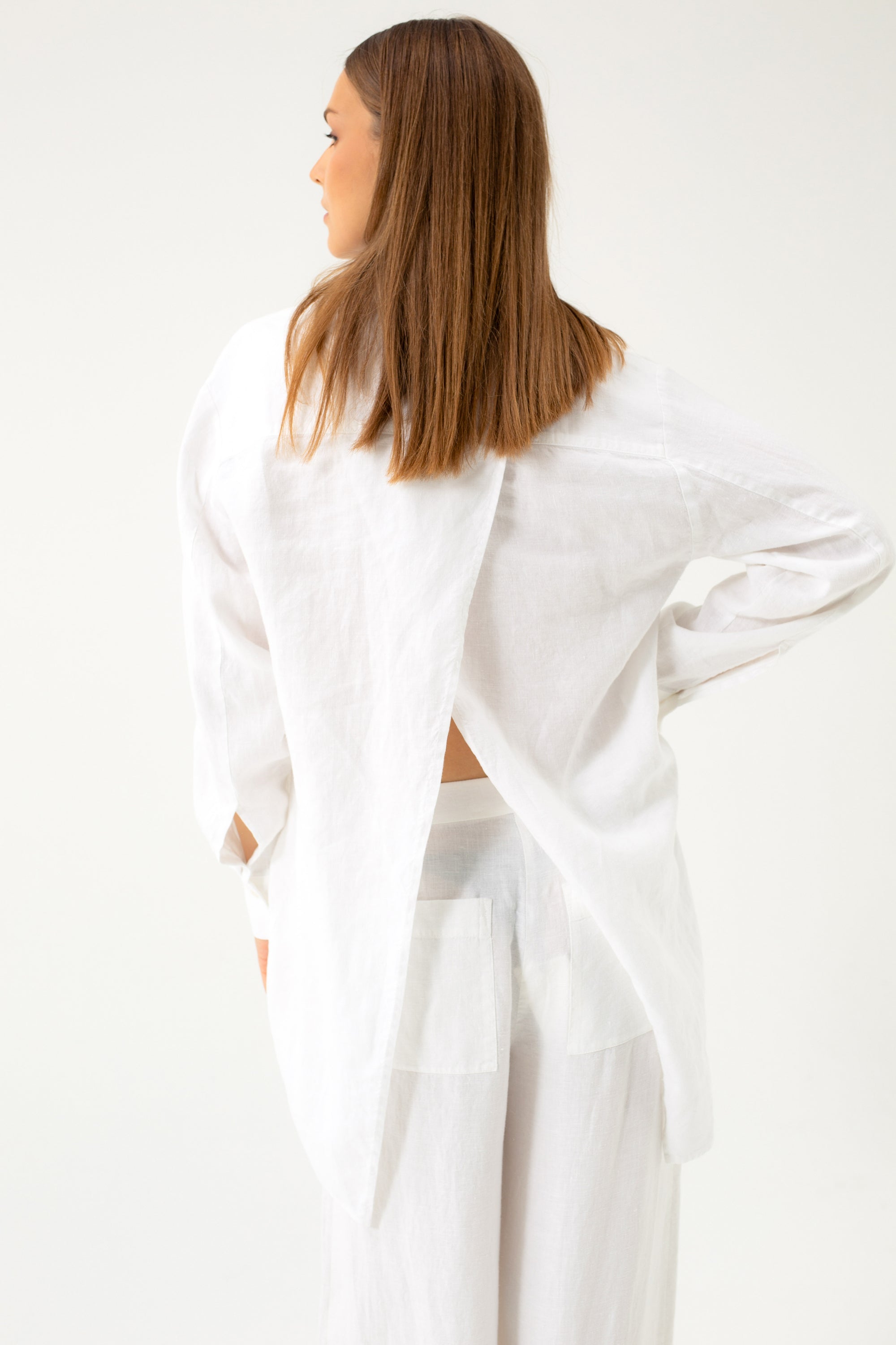 LININIAI MARŠKINIAI SU ISTRIŽU SKELTU NUGAROJE