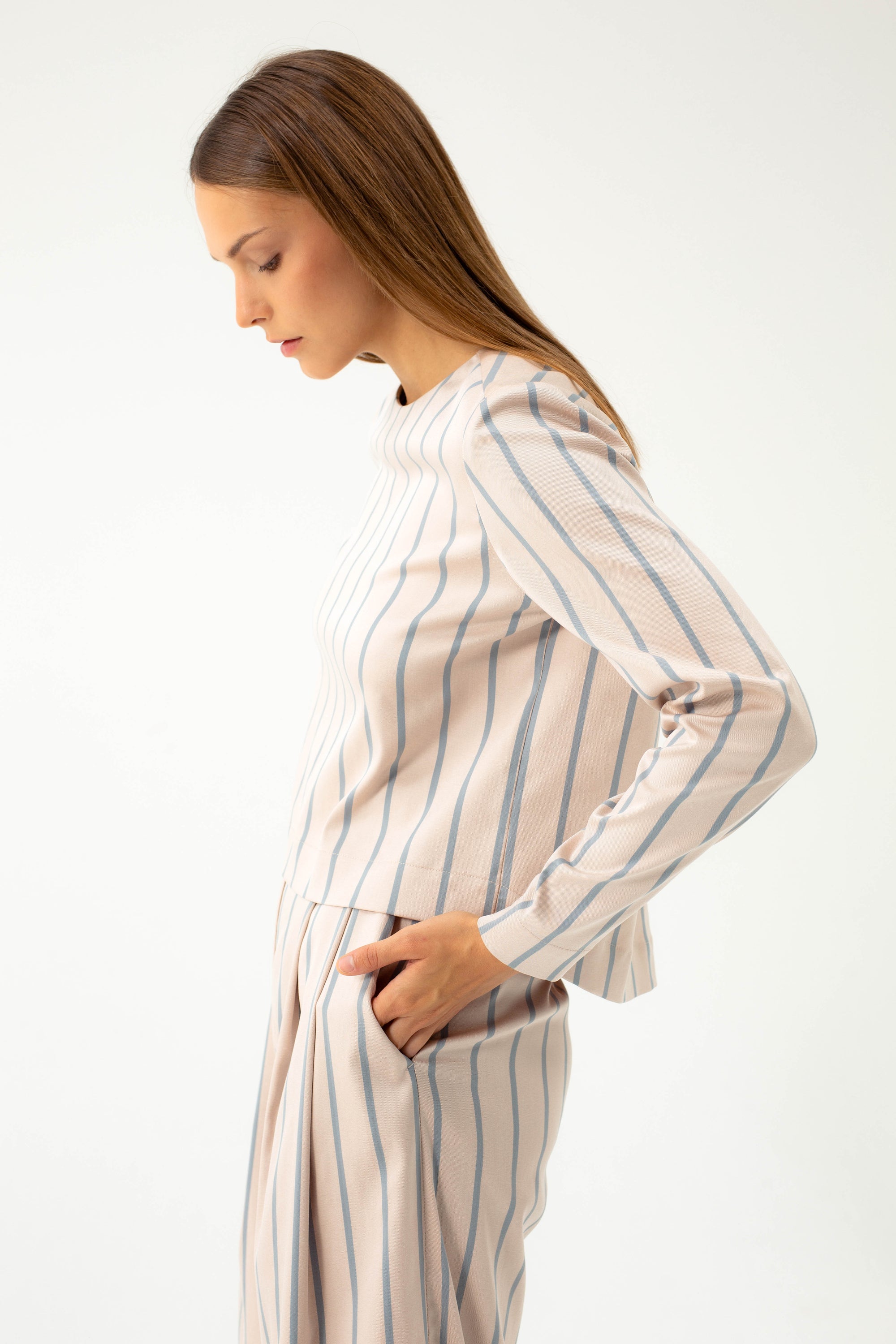 STRIPED BLOUSE WITH PLEAT IN THE BACK