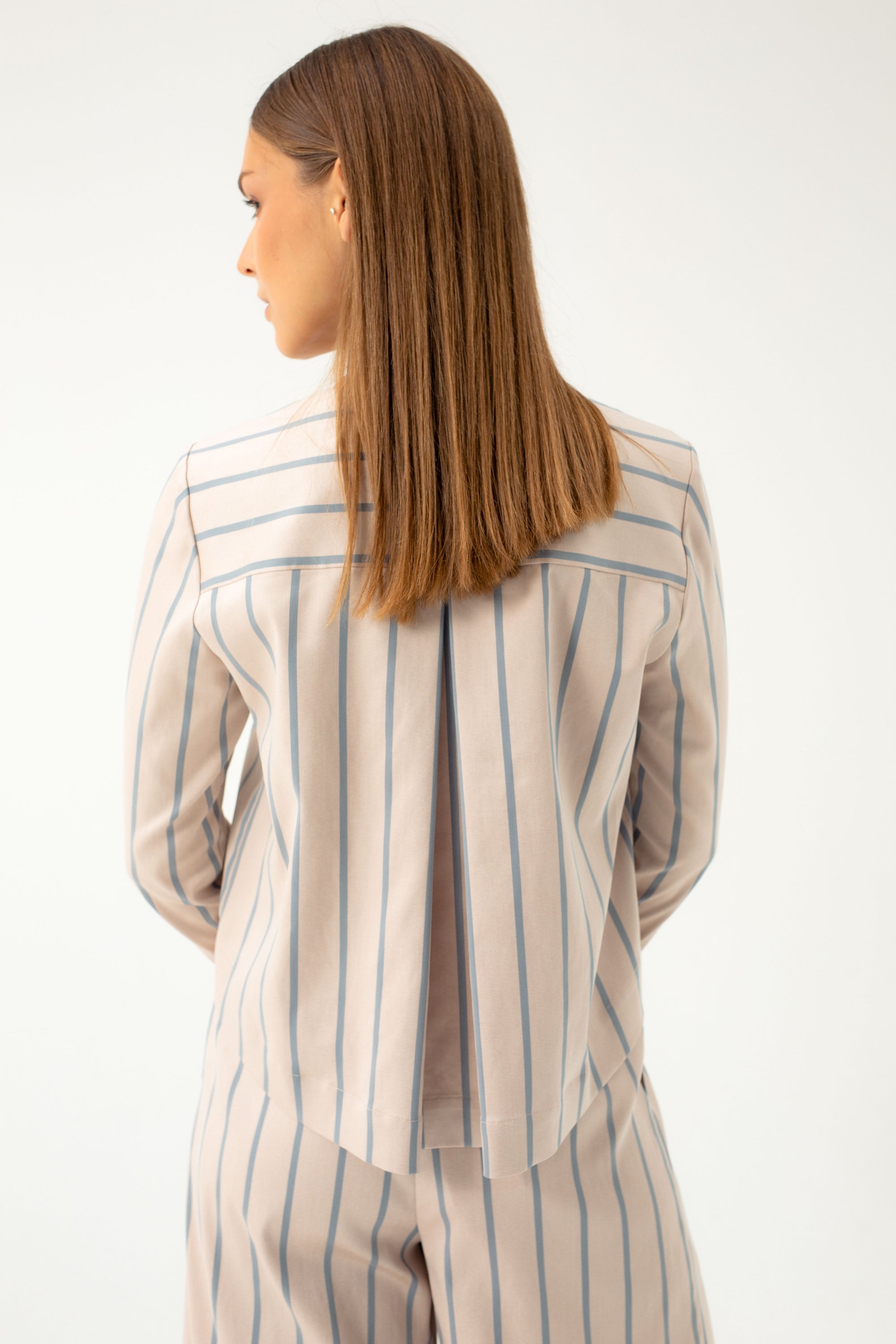 STRIPED BLOUSE WITH PLEAT IN THE BACK