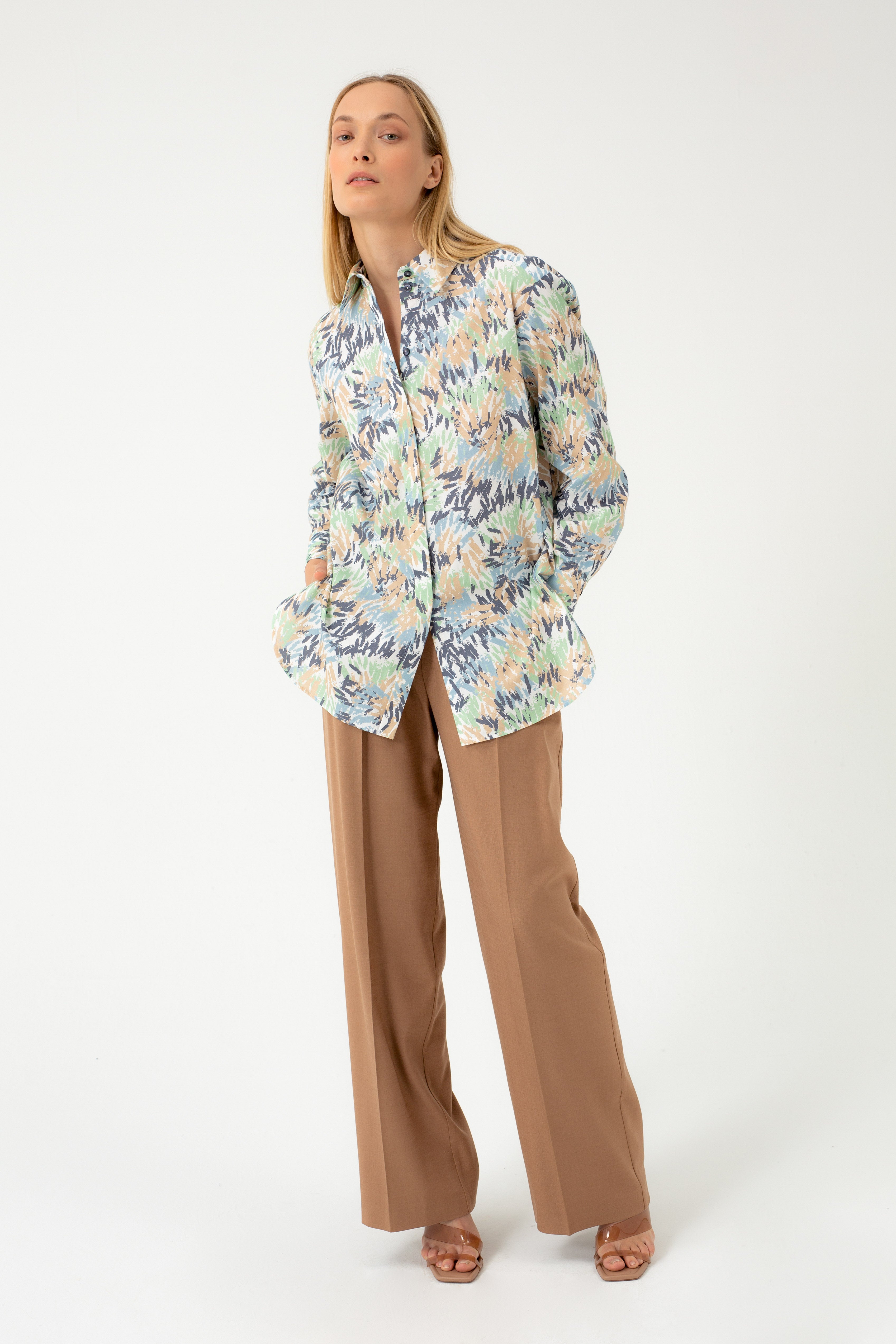 ABSTRAKTAUS RAŠTO MARŠKINIAI ILGOMIS RANKOVĖMIS