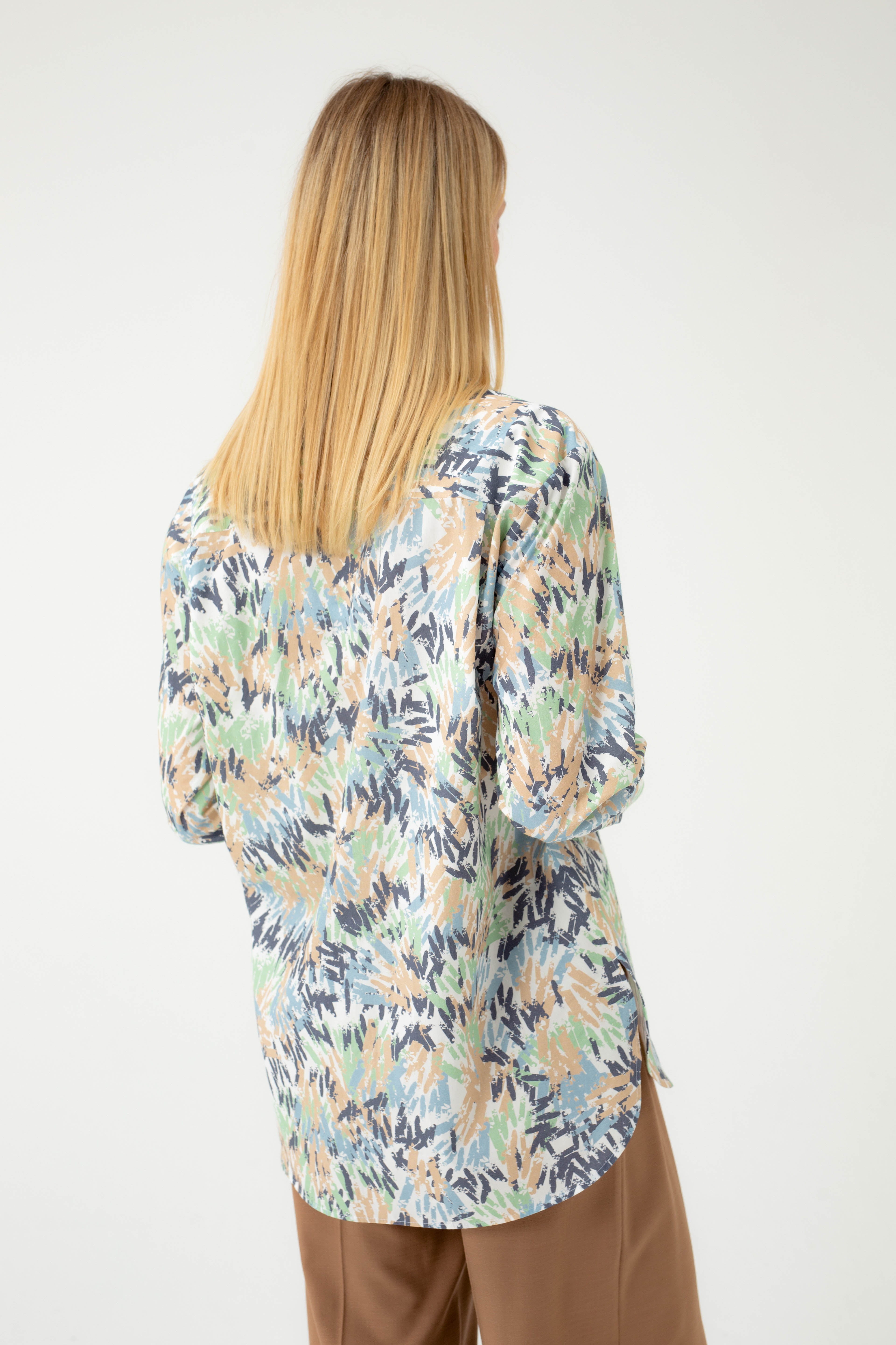 ABSTRAKTAUS RAŠTO MARŠKINIAI ILGOMIS RANKOVĖMIS