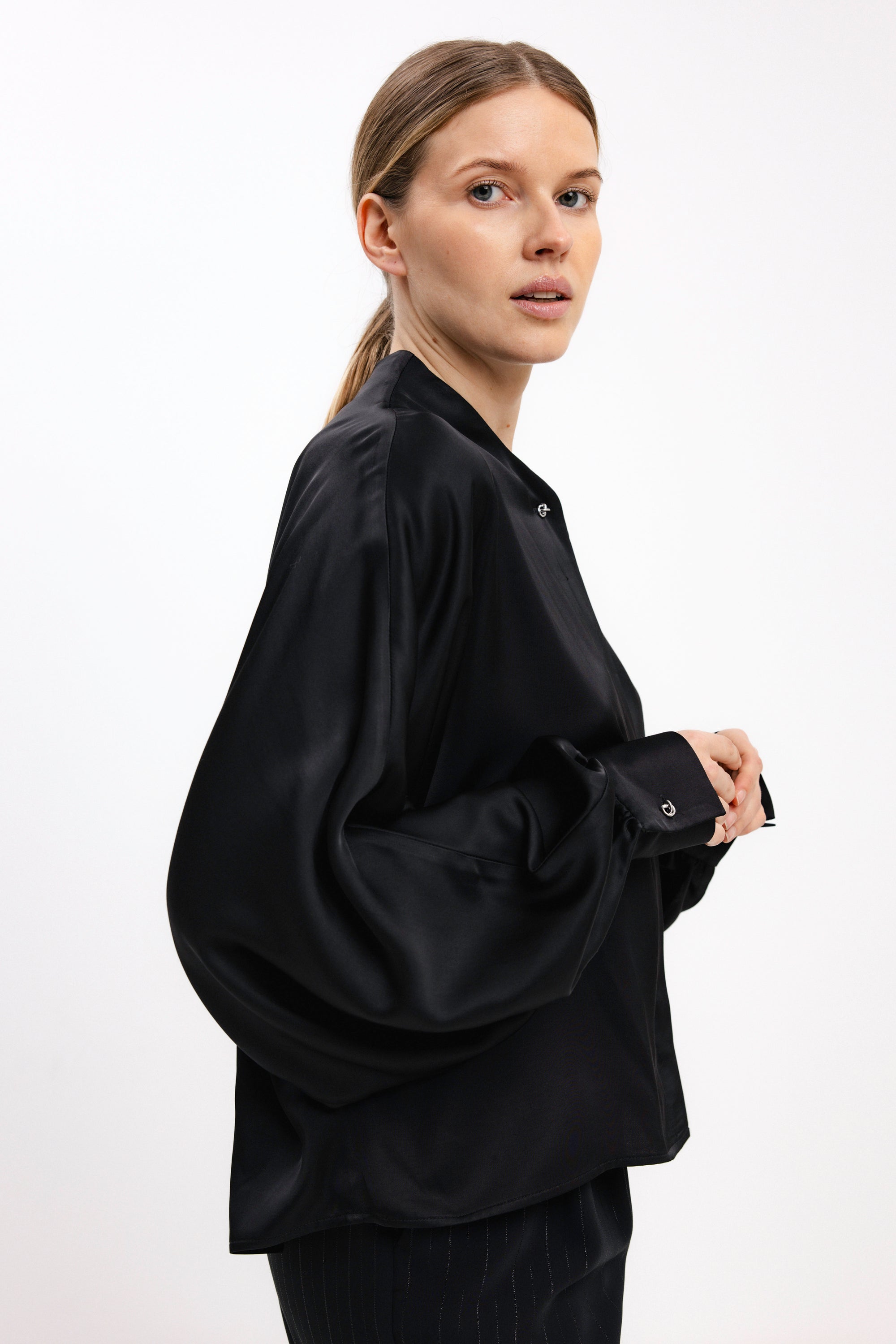 JUODI MARŠKINIAI SU DRAPIRUOTOMIS RANKOVĖMIS