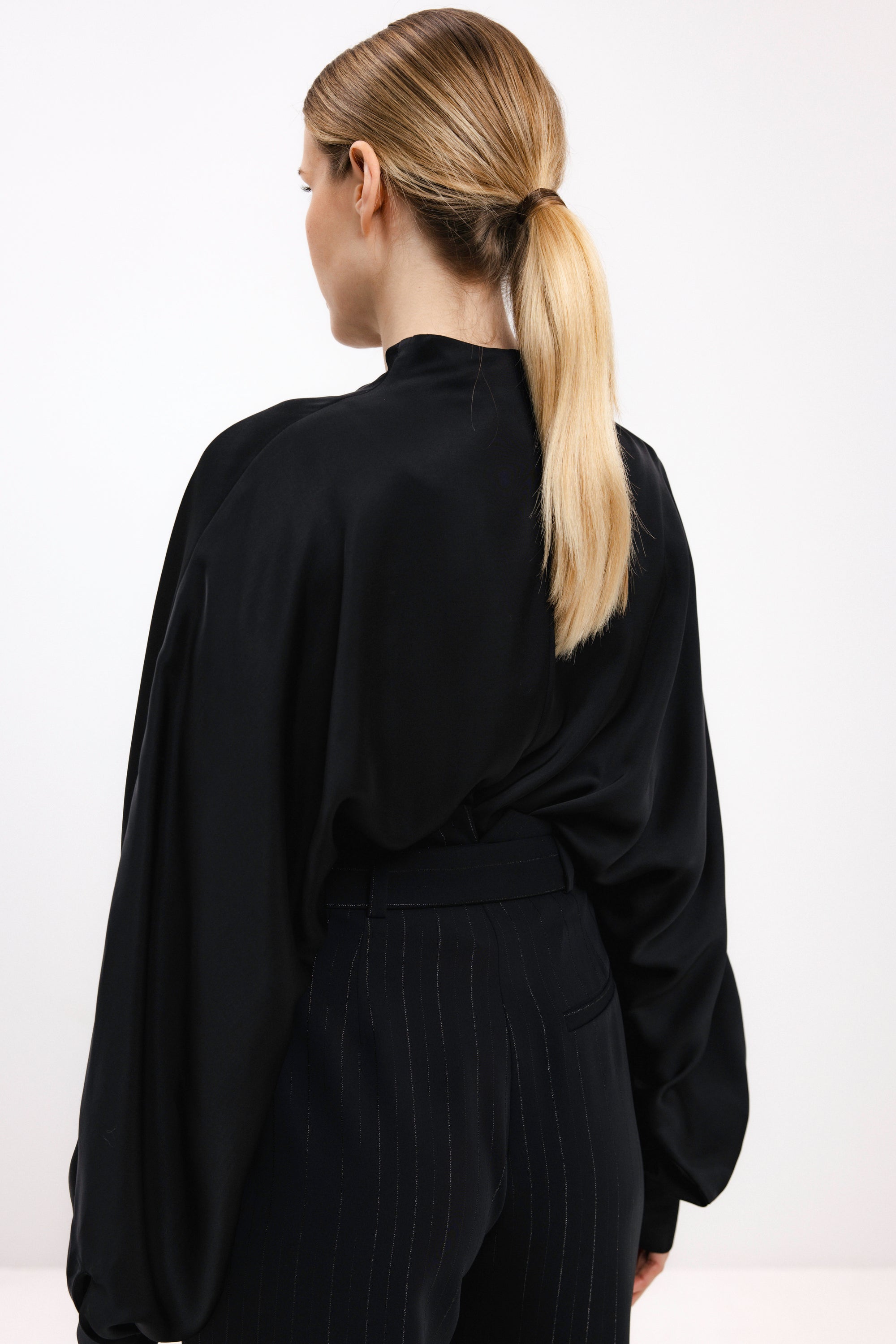 JUODI MARŠKINIAI SU DRAPIRUOTOMIS RANKOVĖMIS