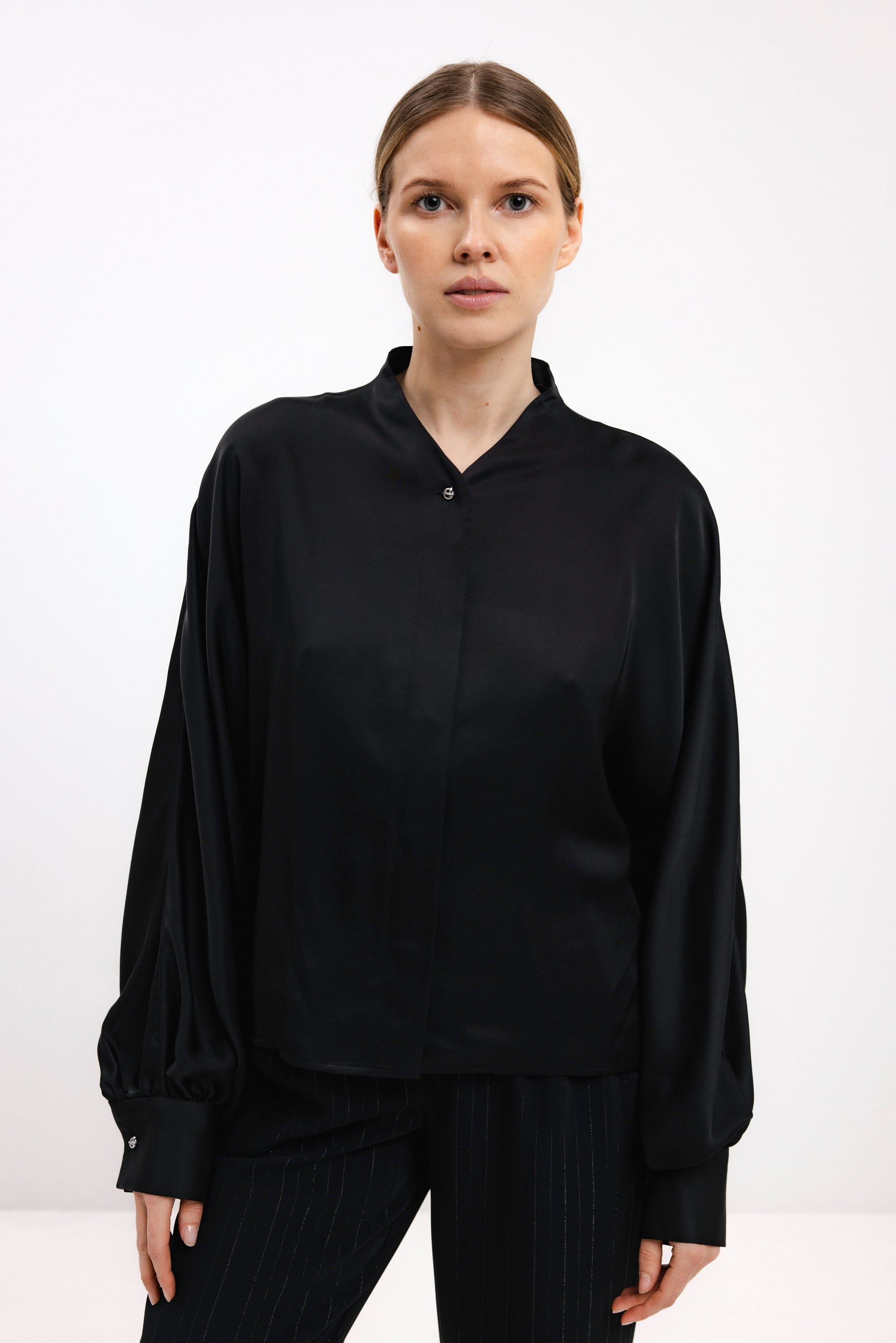 JUODI MARŠKINIAI SU DRAPIRUOTOMIS RANKOVĖMIS