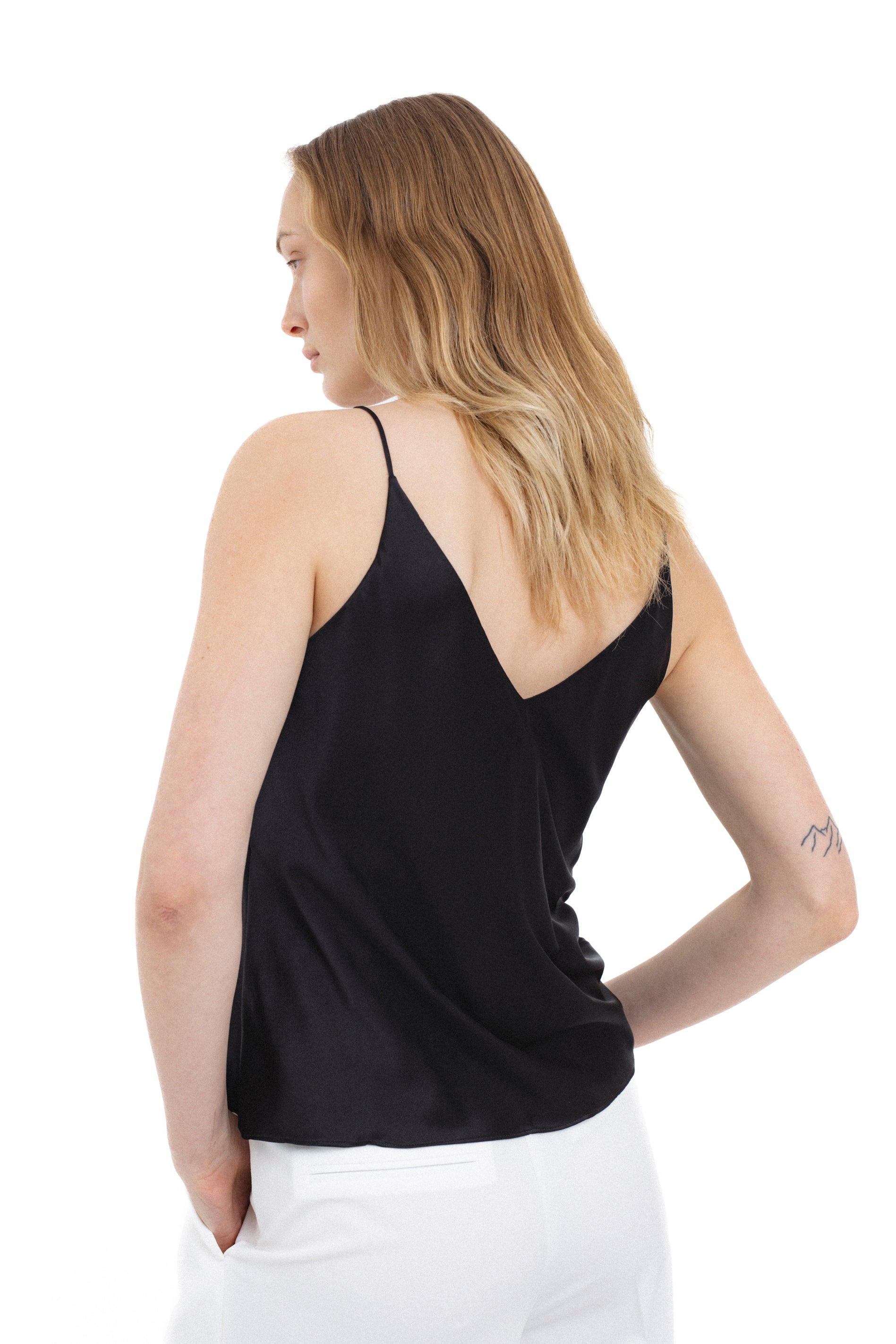 JUODA PALAIDINĖ SU REGULIUOJAMOMIS PETNEŠĖLĖMIS