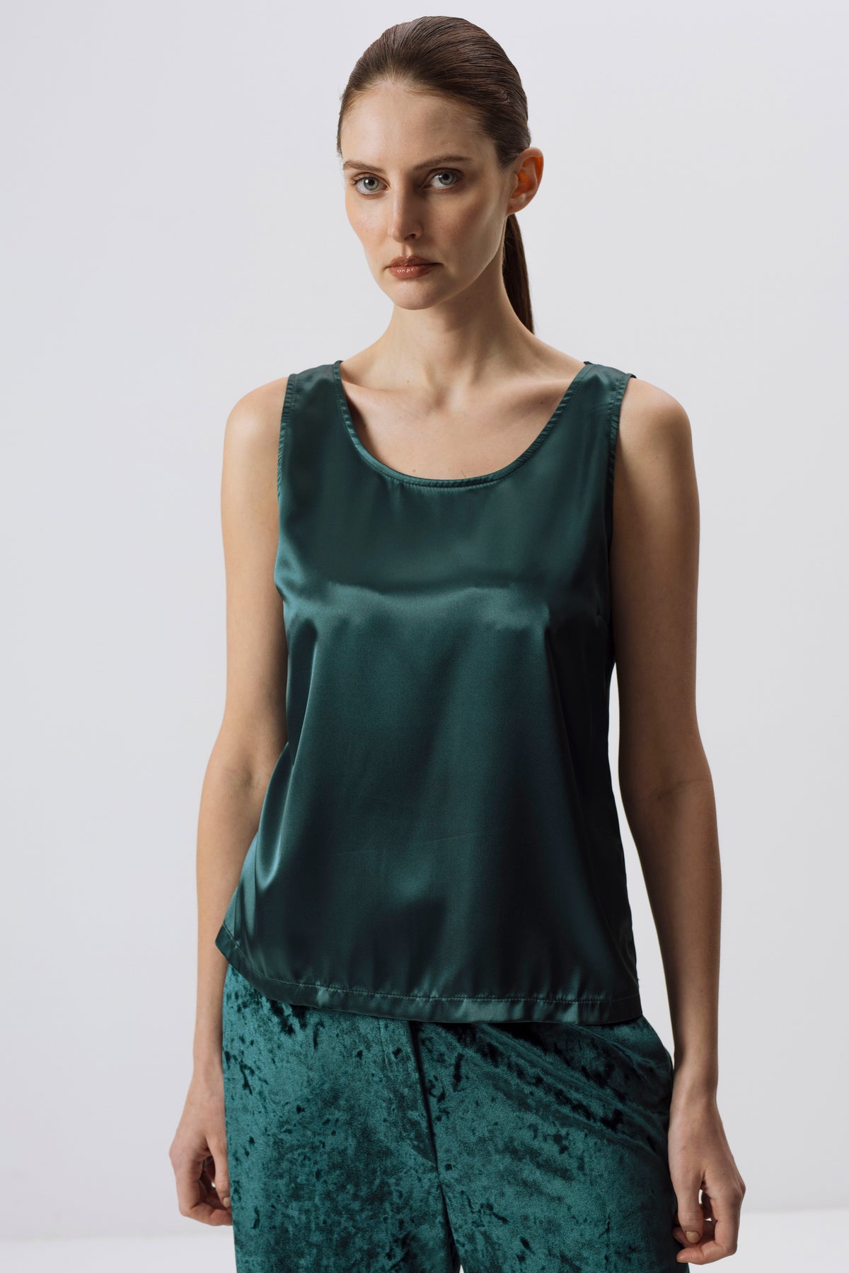 SCHWARZE BLUSE MIT VERSTELLBAREN TRÄGERN