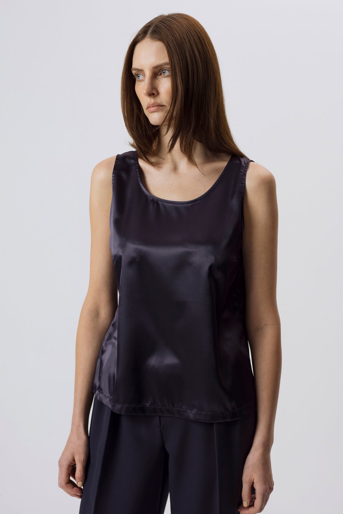 SCHWARZE BLUSE MIT VERSTELLBAREN TRÄGERN