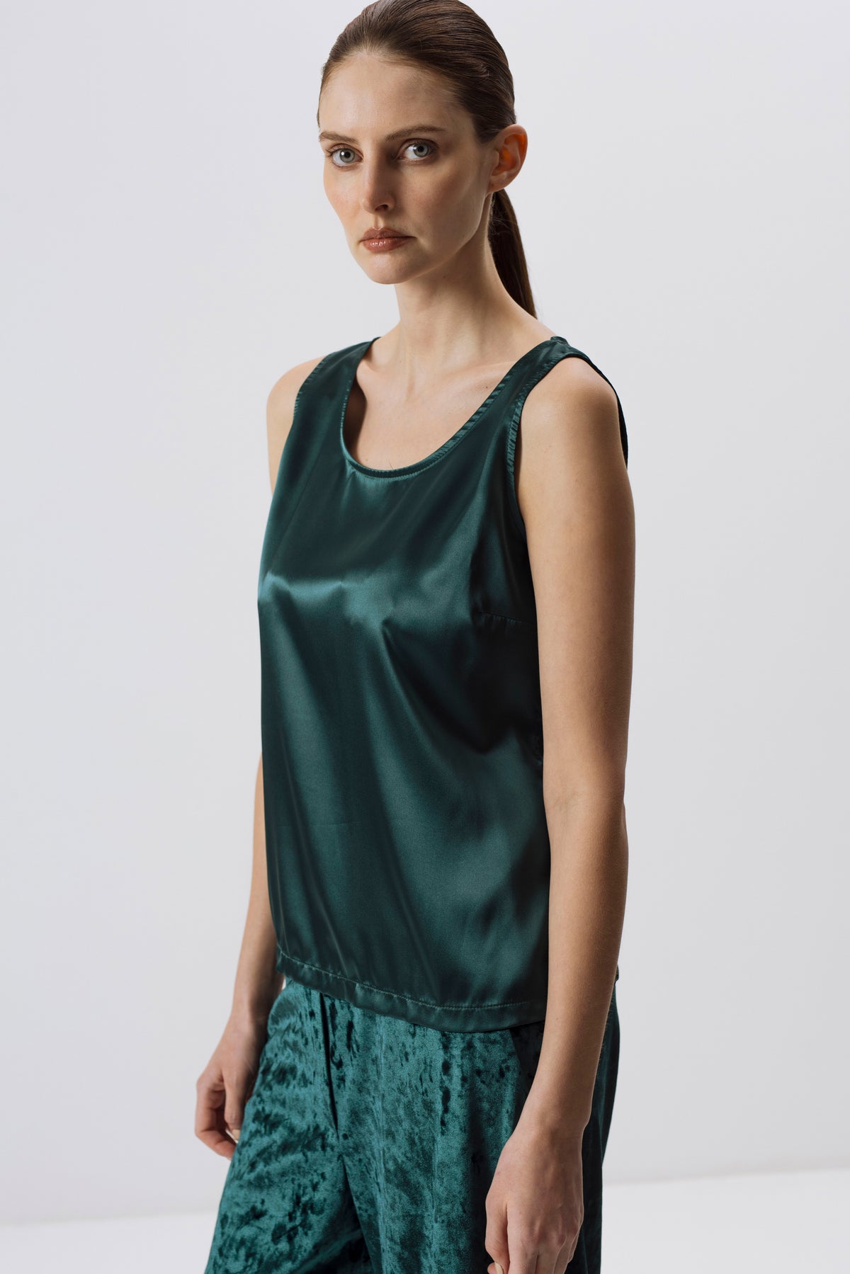 SCHWARZE BLUSE MIT VERSTELLBAREN TRÄGERN
