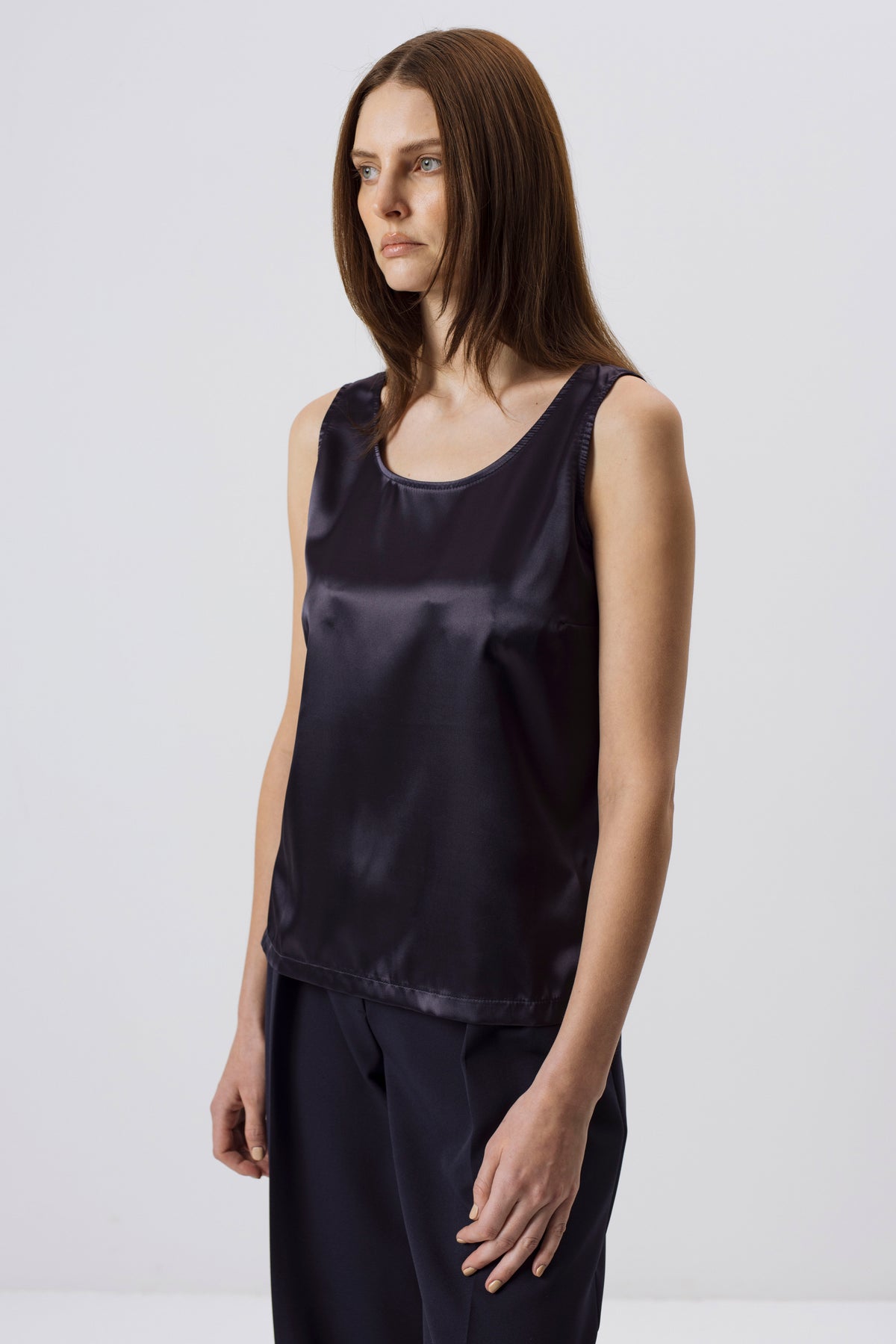 SCHWARZE BLUSE MIT VERSTELLBAREN TRÄGERN