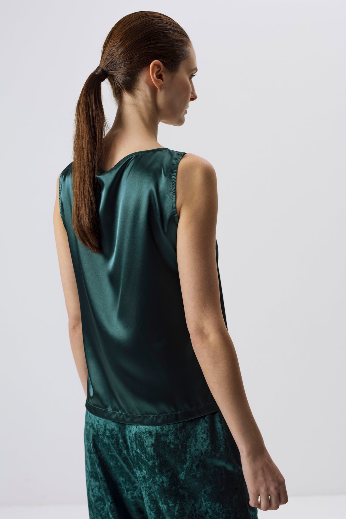 SCHWARZE BLUSE MIT VERSTELLBAREN TRÄGERN