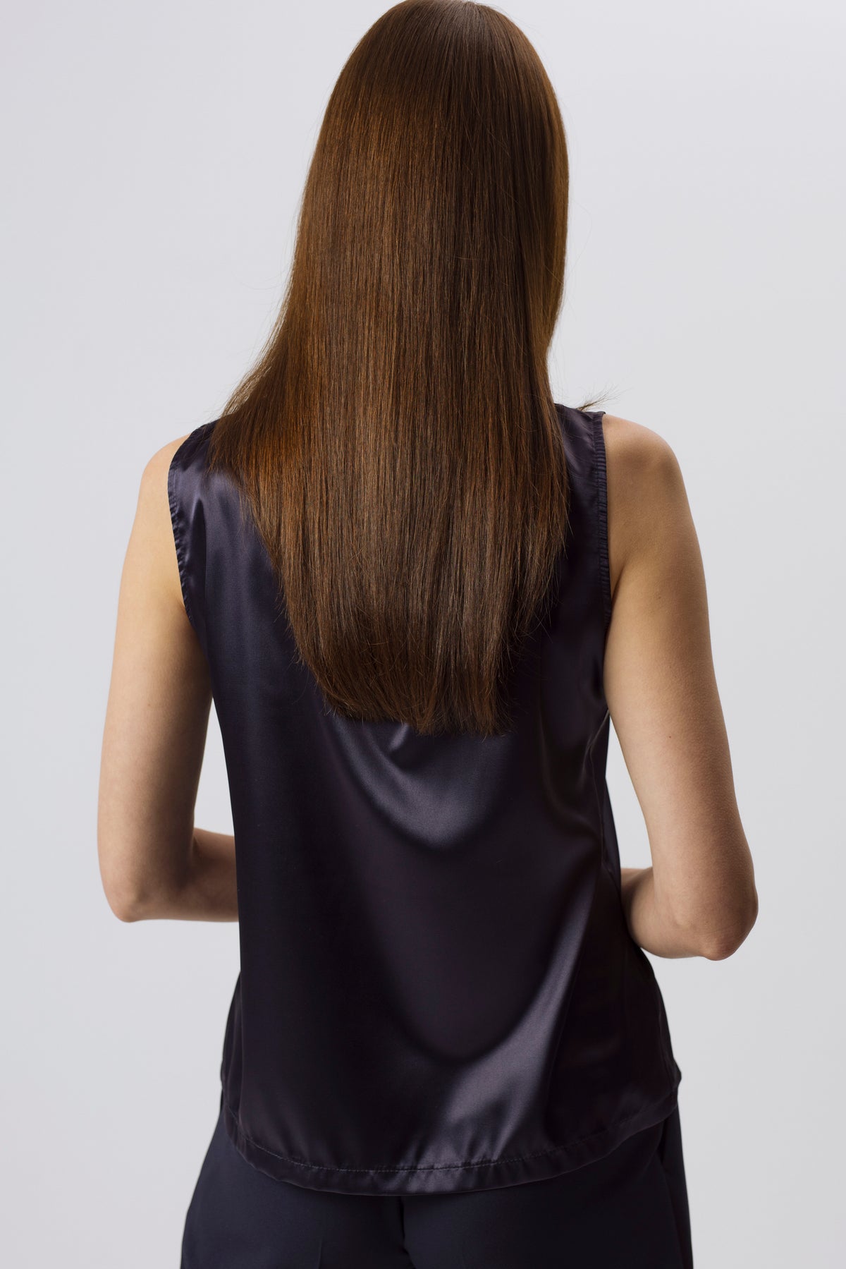 SCHWARZE BLUSE MIT VERSTELLBAREN TRÄGERN