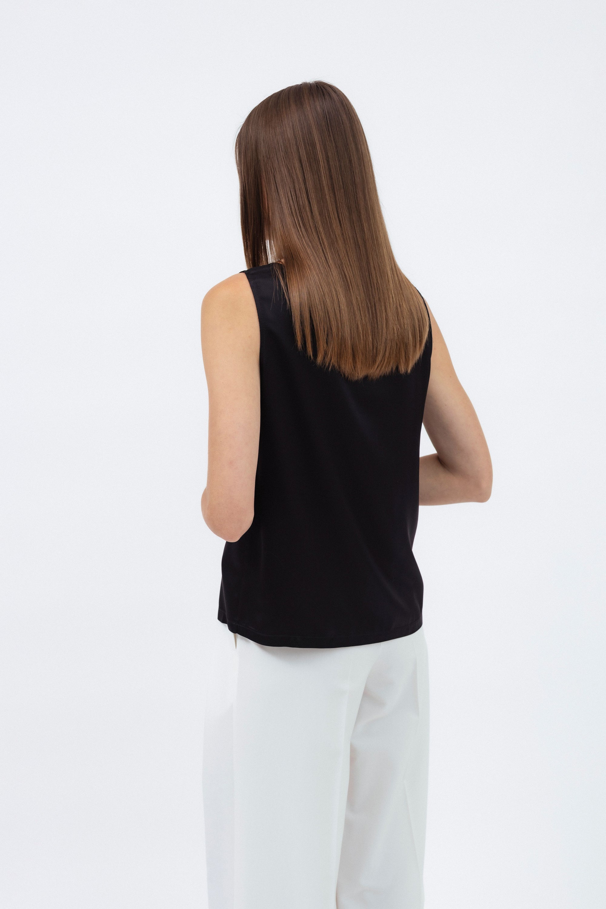 BLACK SLEEVELESS TOP