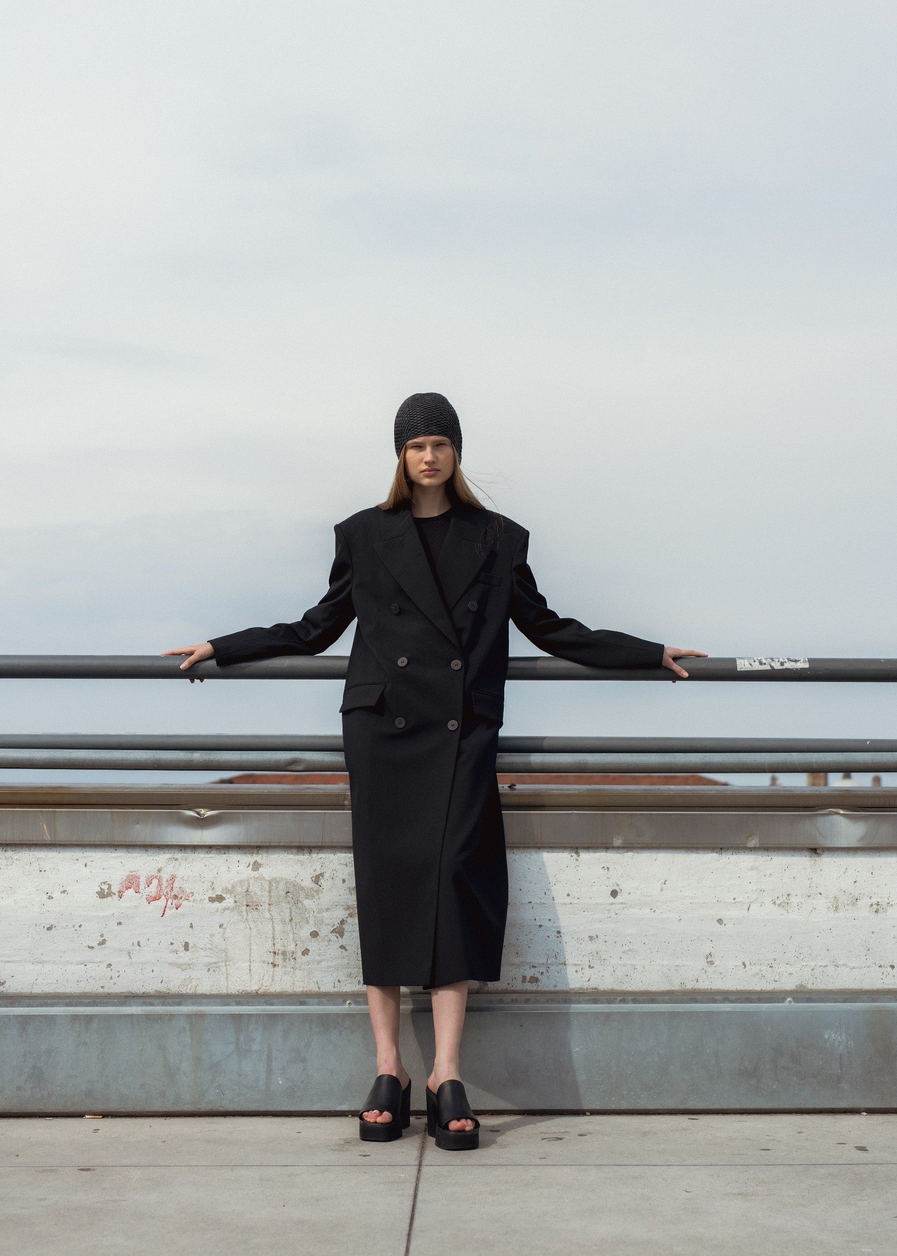 BLACK OVERSIZED COAT-STYLE JACKET