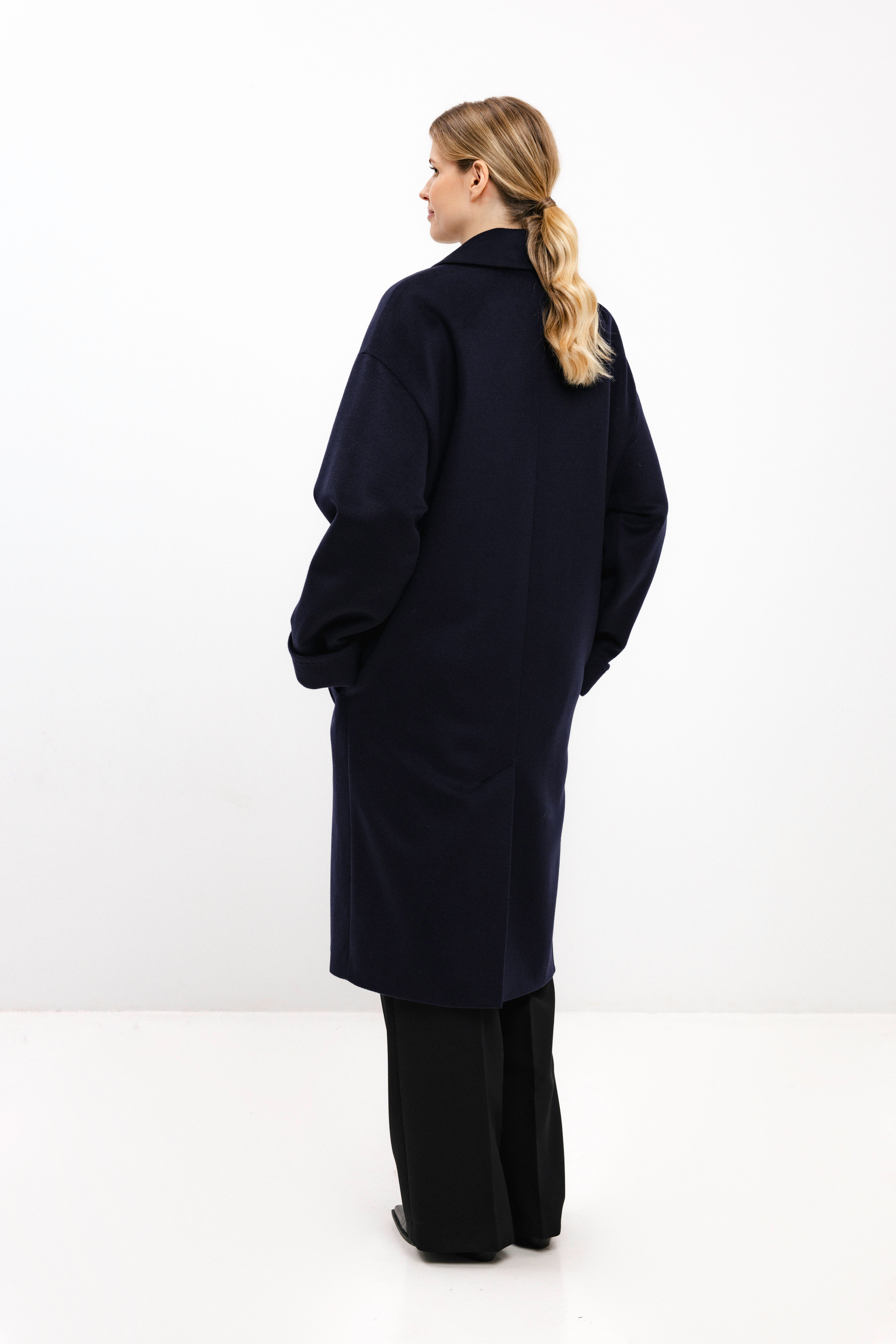 OVERSIZED DOUBLE-BREASTED WOOL COAT IN NAVY – InAvati