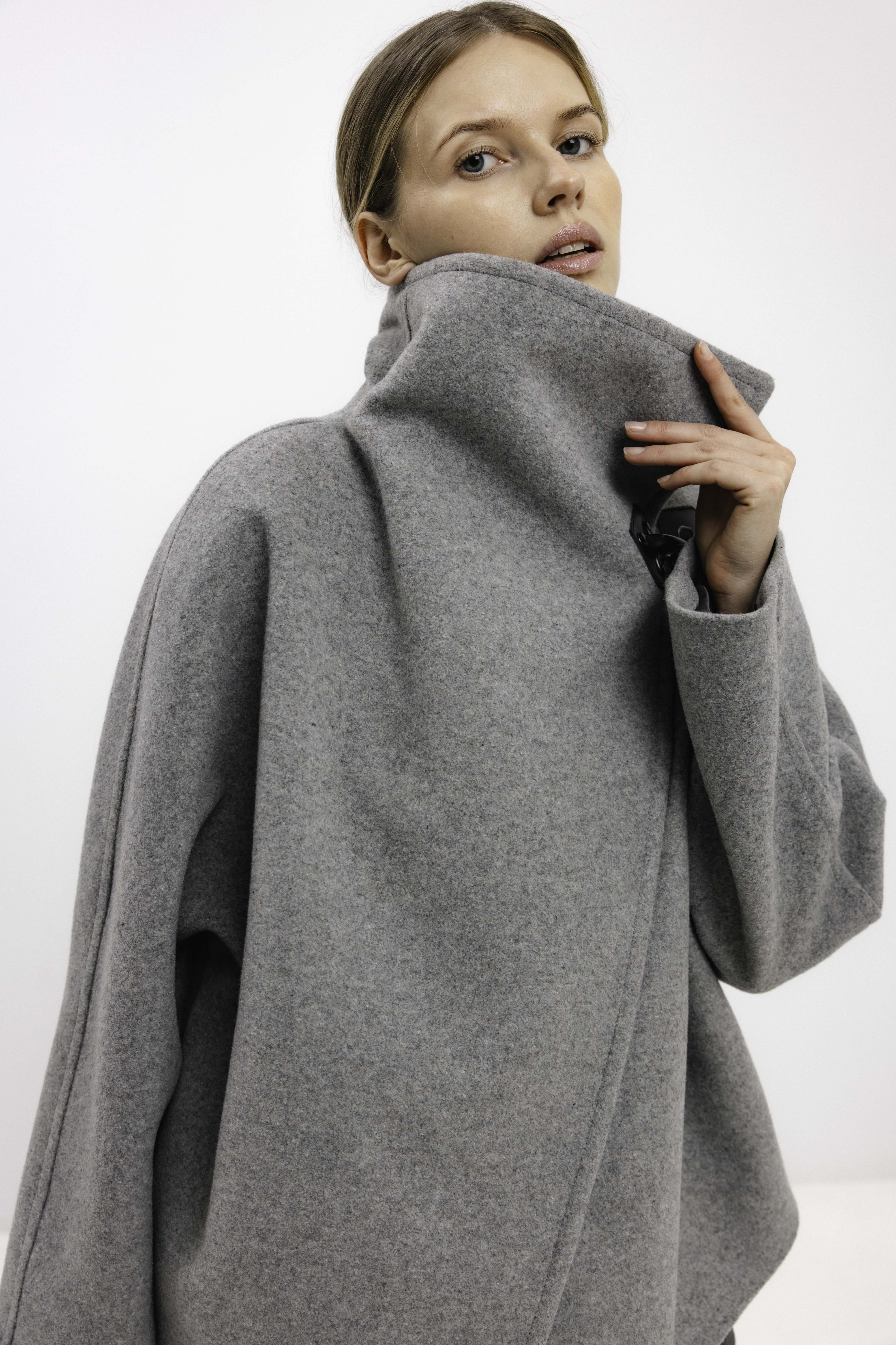 HIGH-COLLAR ASYMMETRIC SHORT COAT