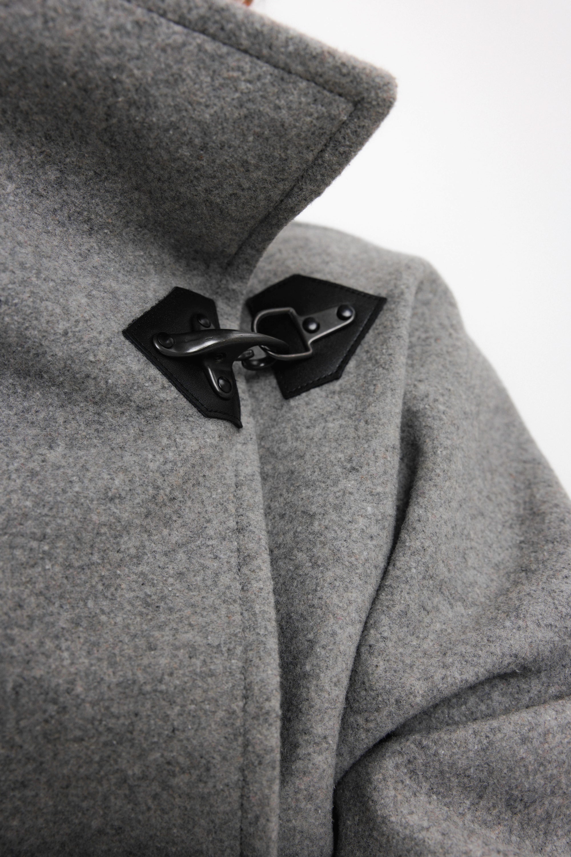 TRUMPAS ASIMETRINIO KIRPIMO AUKŠTOS APYKAKLĖS PALTAS