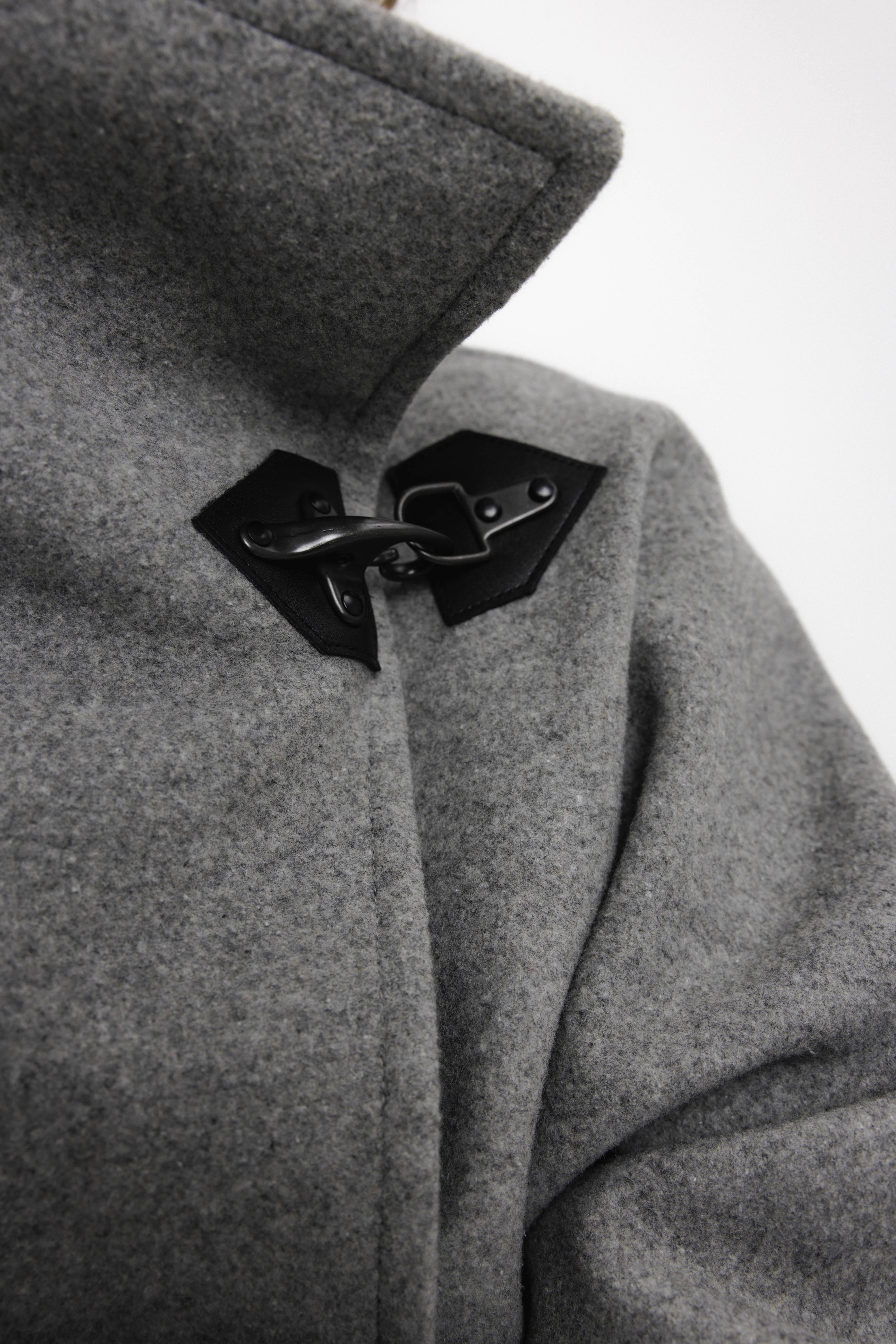 HIGH-COLLAR ASYMMETRIC SHORT COAT