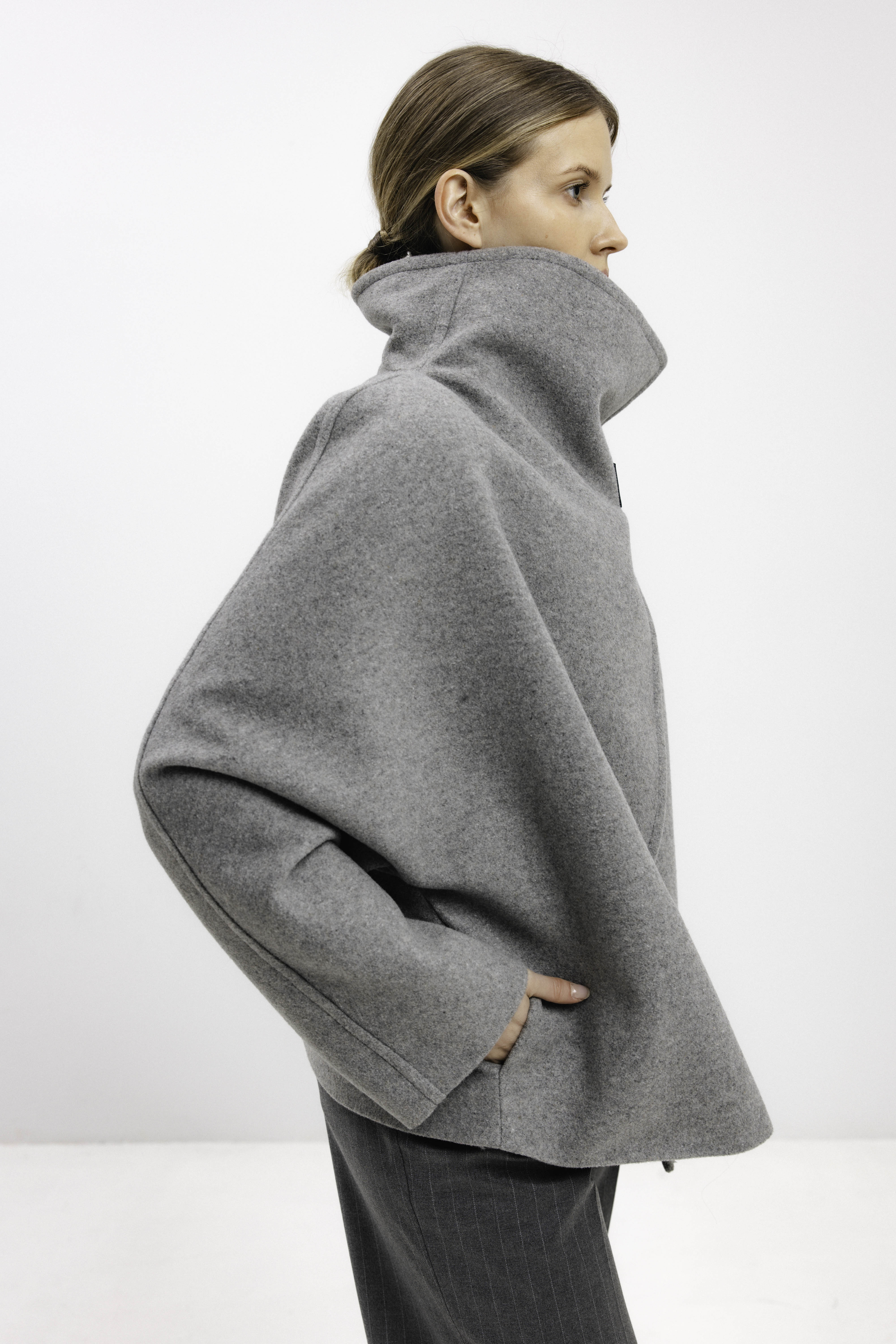 HIGH-COLLAR ASYMMETRIC SHORT COAT