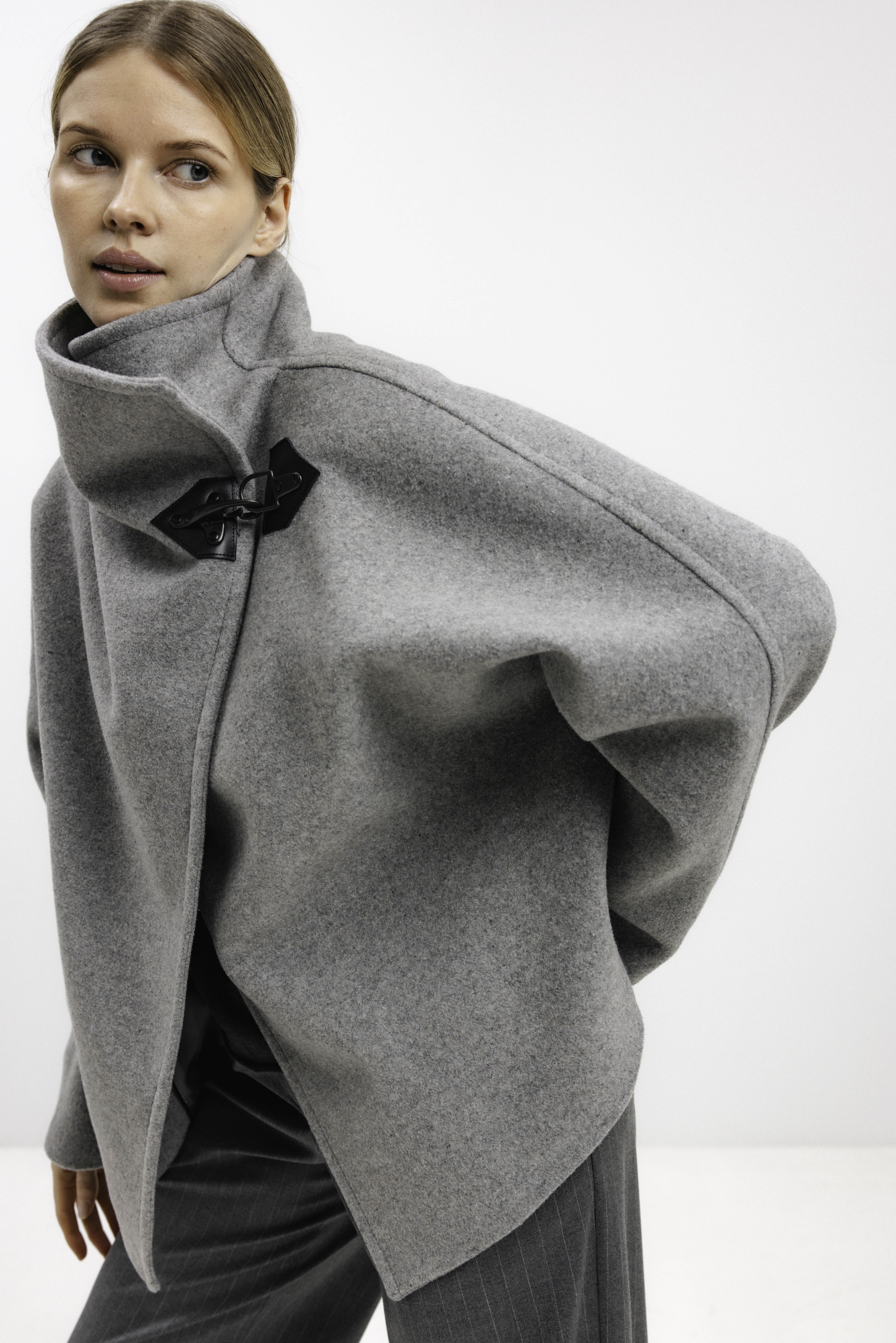 HIGH-COLLAR ASYMMETRIC SHORT COAT