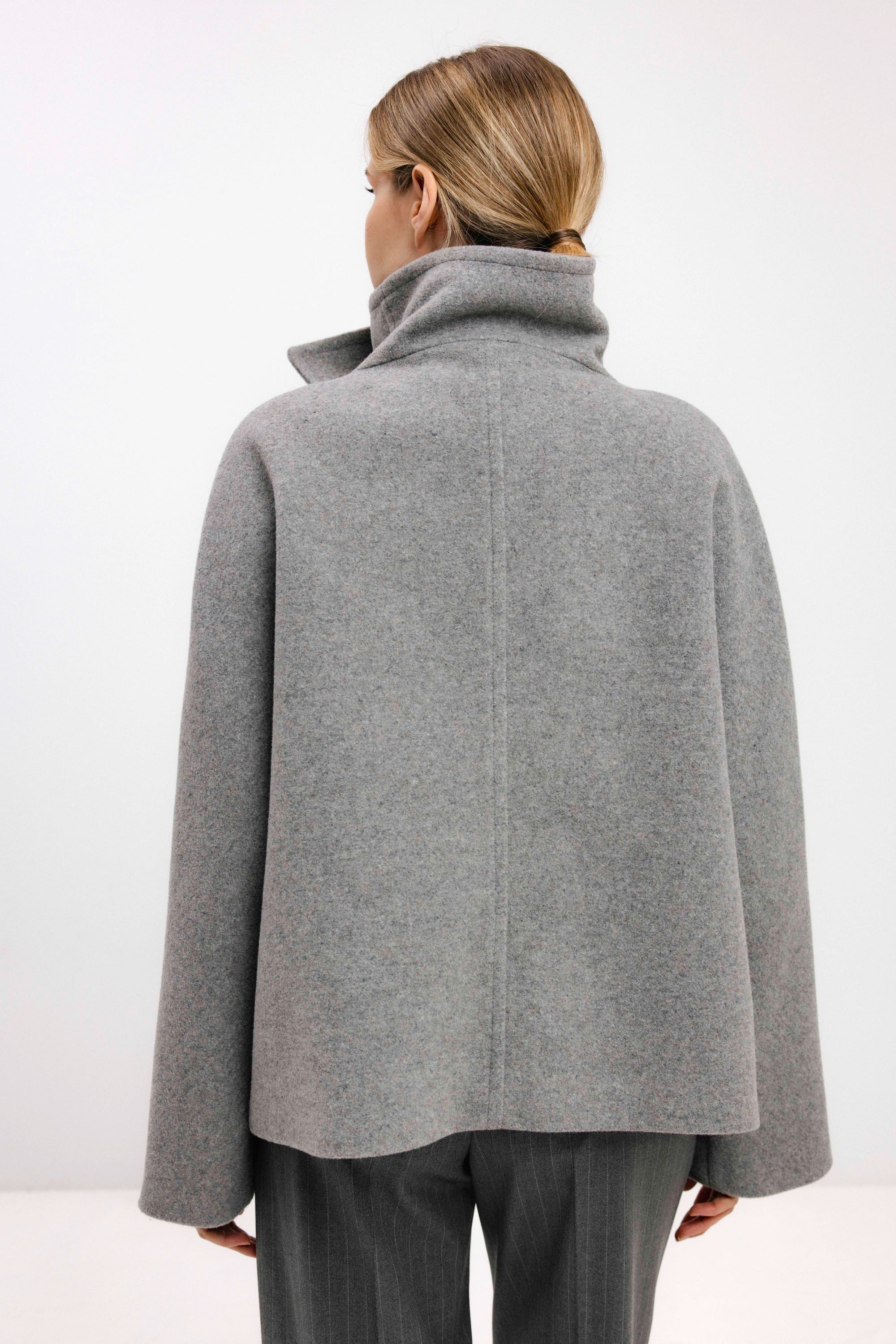 TRUMPAS ASIMETRINIO KIRPIMO AUKŠTOS APYKAKLĖS PALTAS