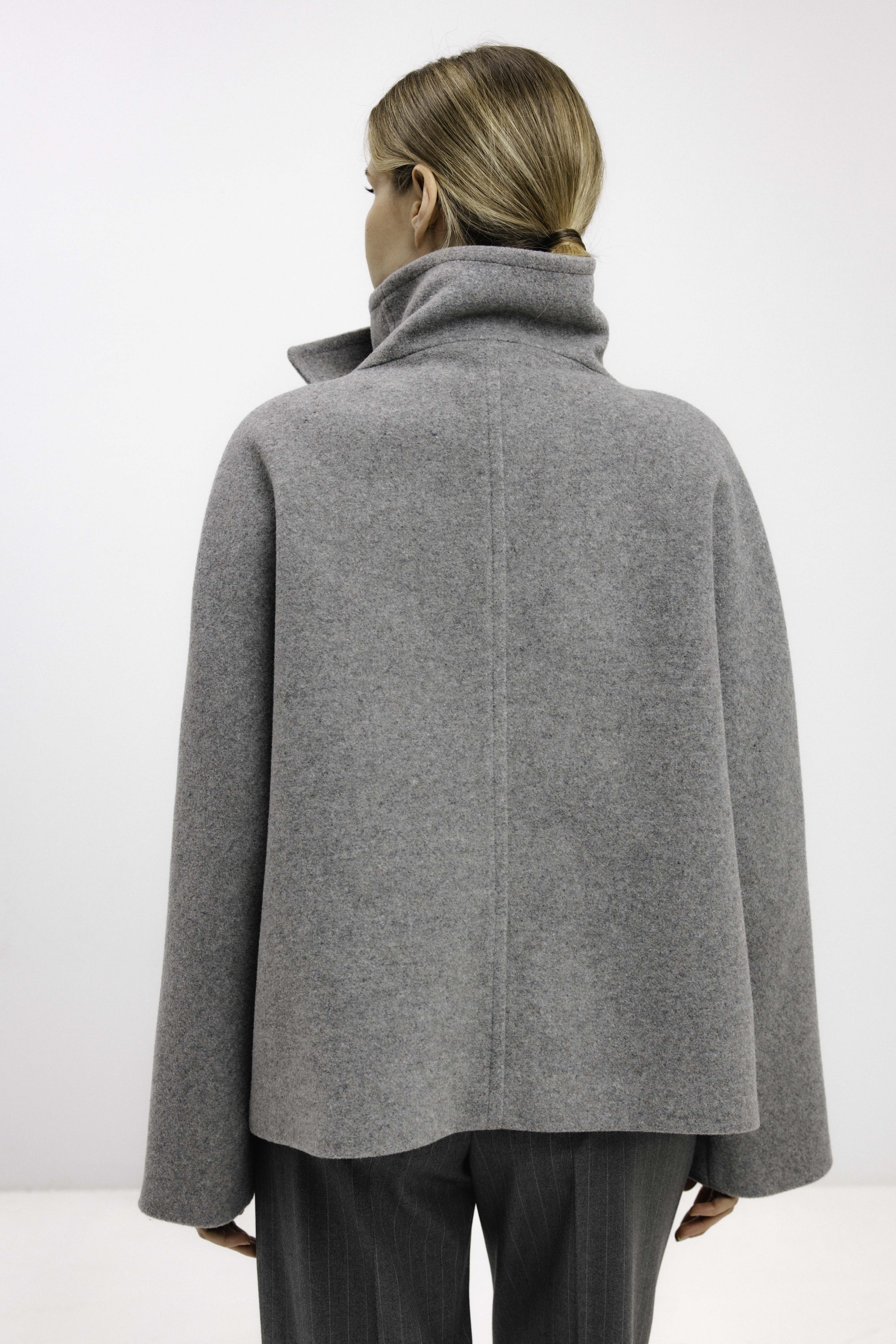 HIGH-COLLAR ASYMMETRIC SHORT COAT