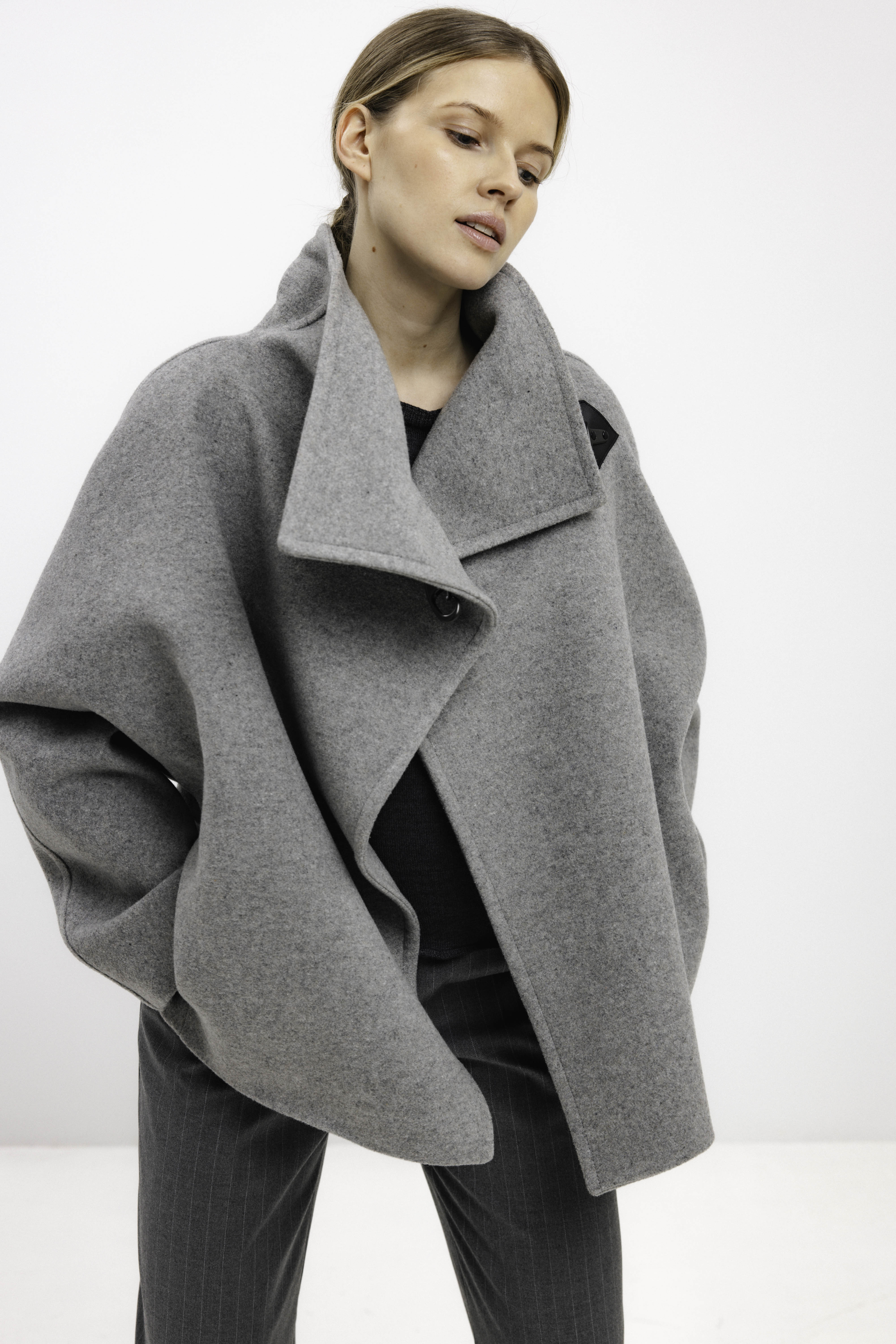 HIGH-COLLAR ASYMMETRIC SHORT COAT
