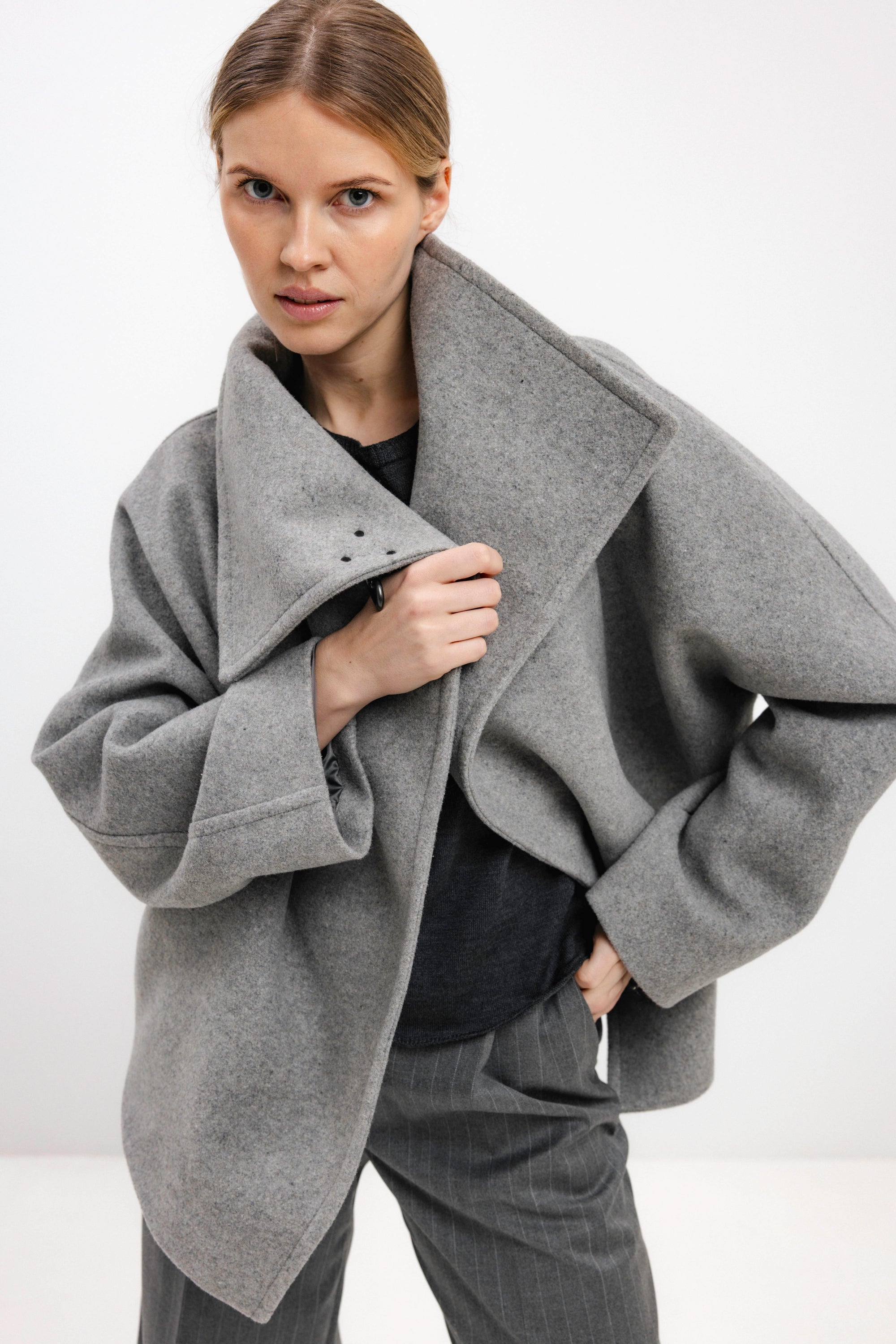 TRUMPAS ASIMETRINIO KIRPIMO AUKŠTOS APYKAKLĖS PALTAS