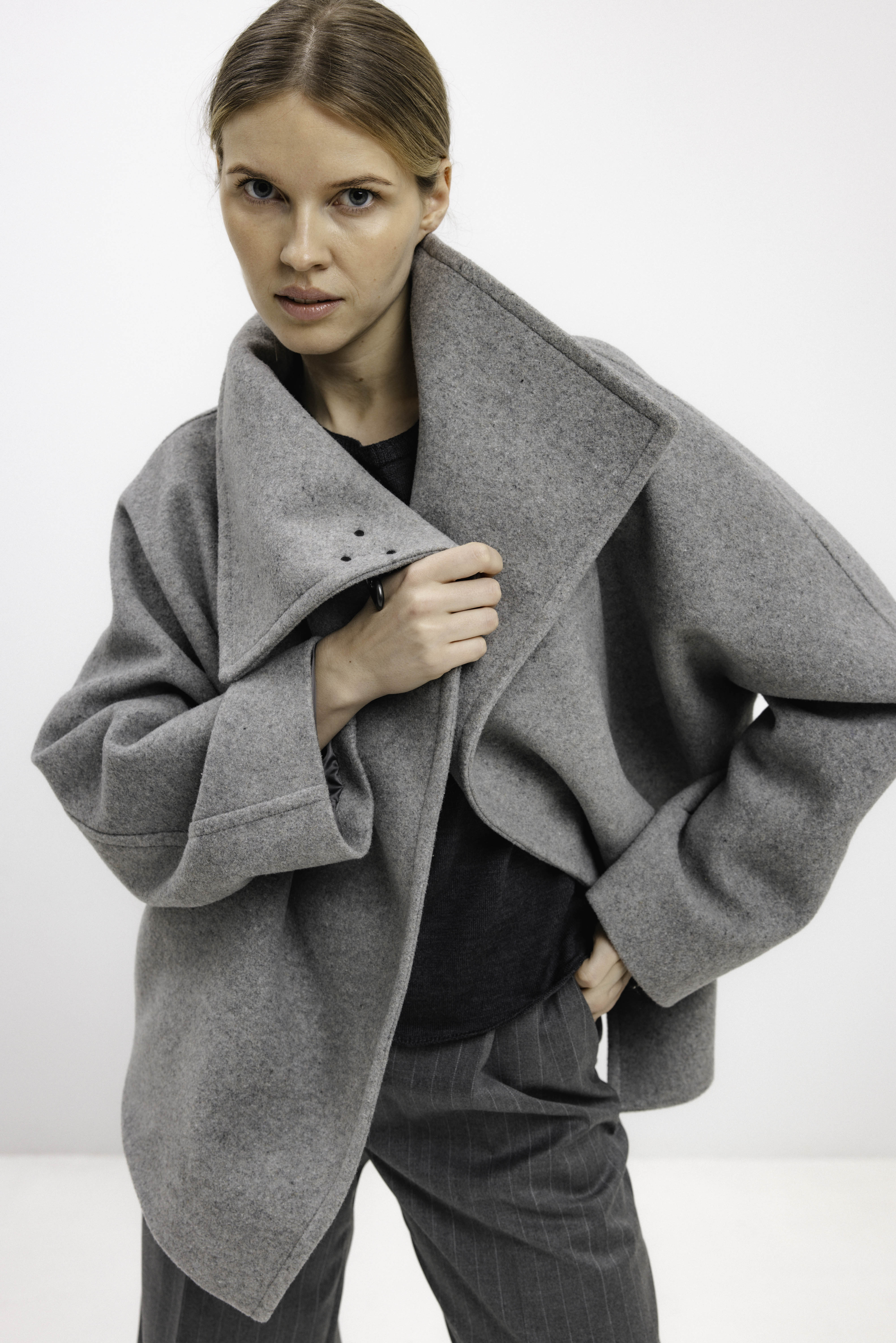 HIGH-COLLAR ASYMMETRIC SHORT COAT