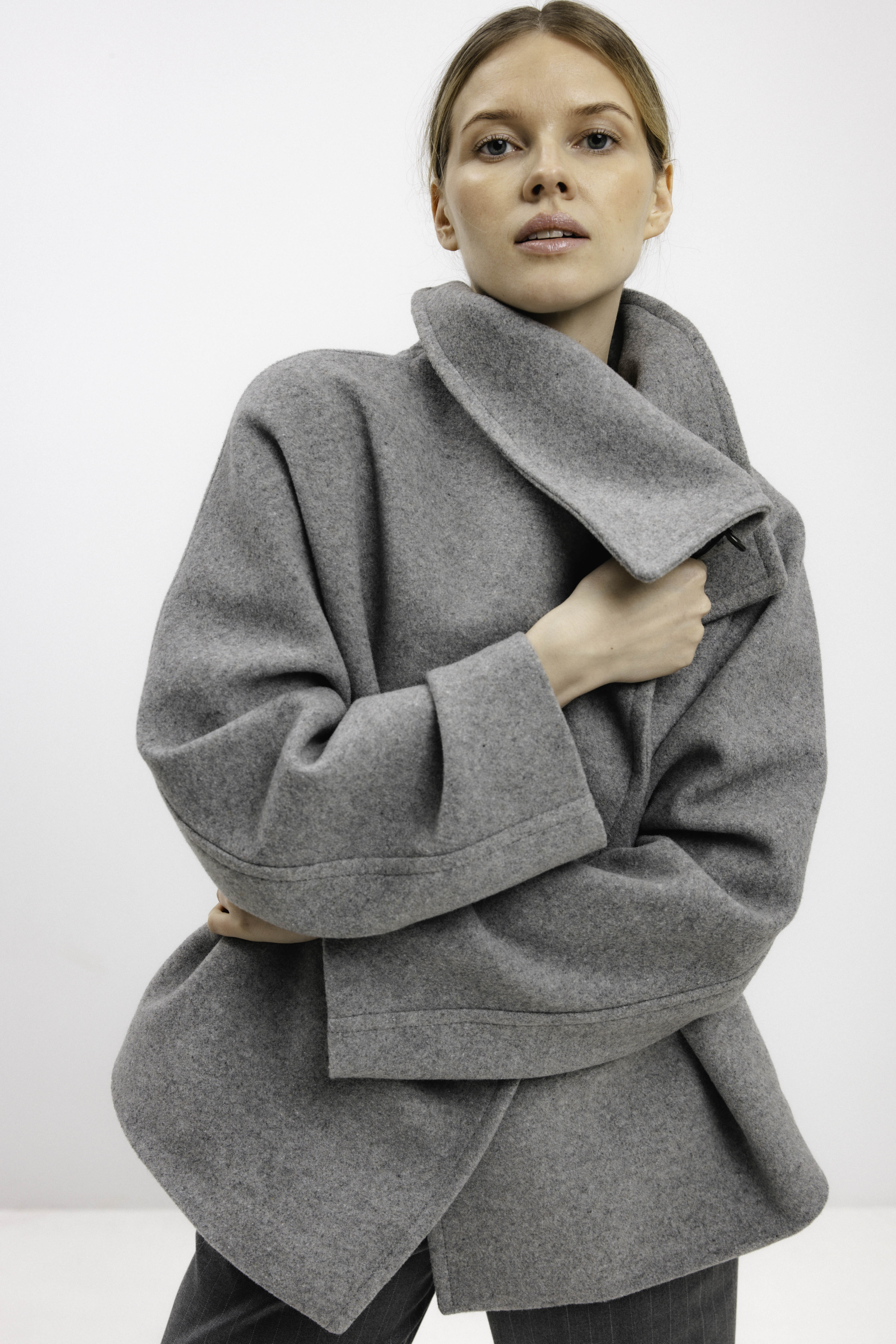 HIGH-COLLAR ASYMMETRIC SHORT COAT