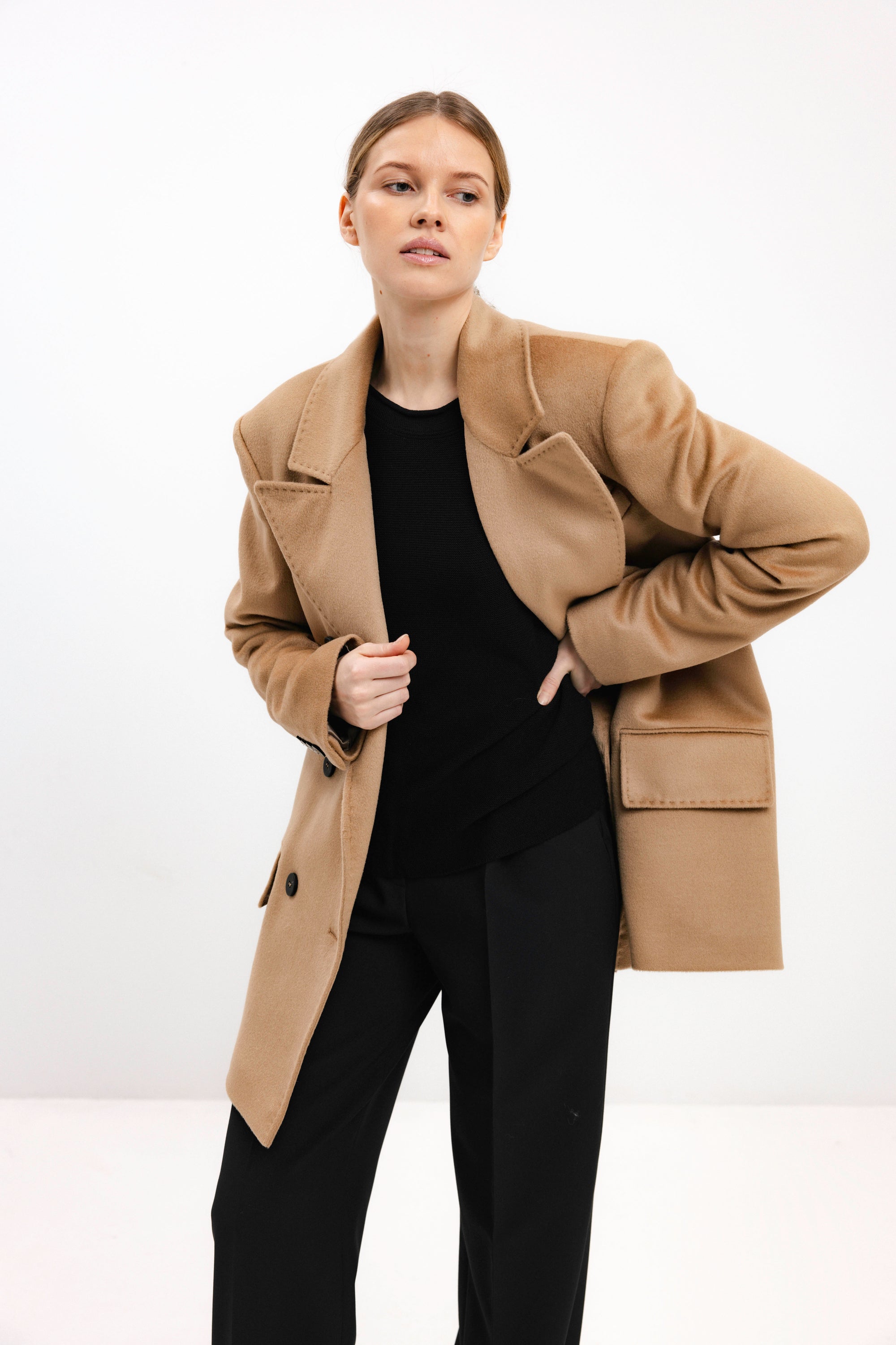 DOUBLE-BREASTED SHORT WOOL COAT IN CAMEL
