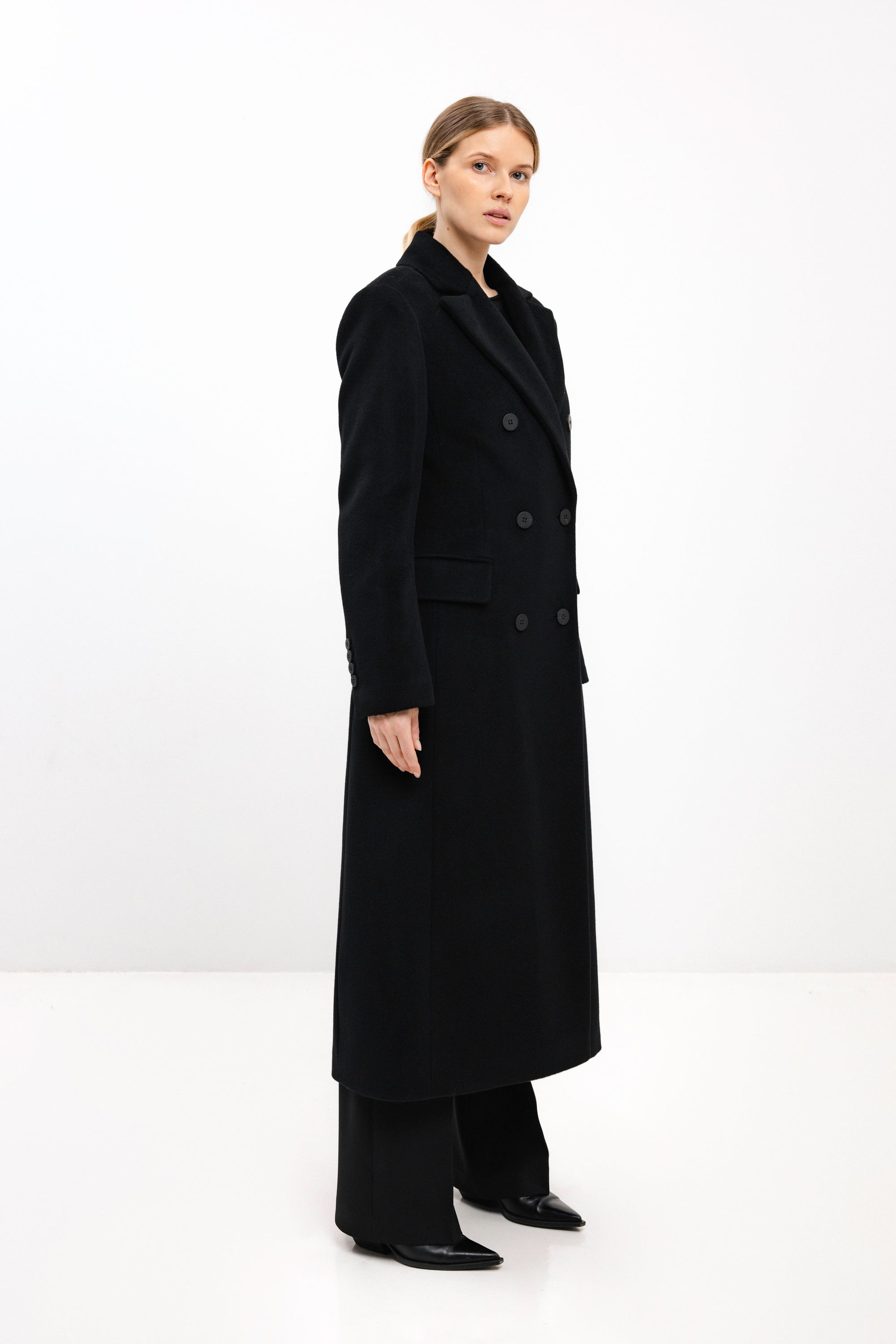 LONG FITTED BLACK COAT WITH ANGORA WOOL