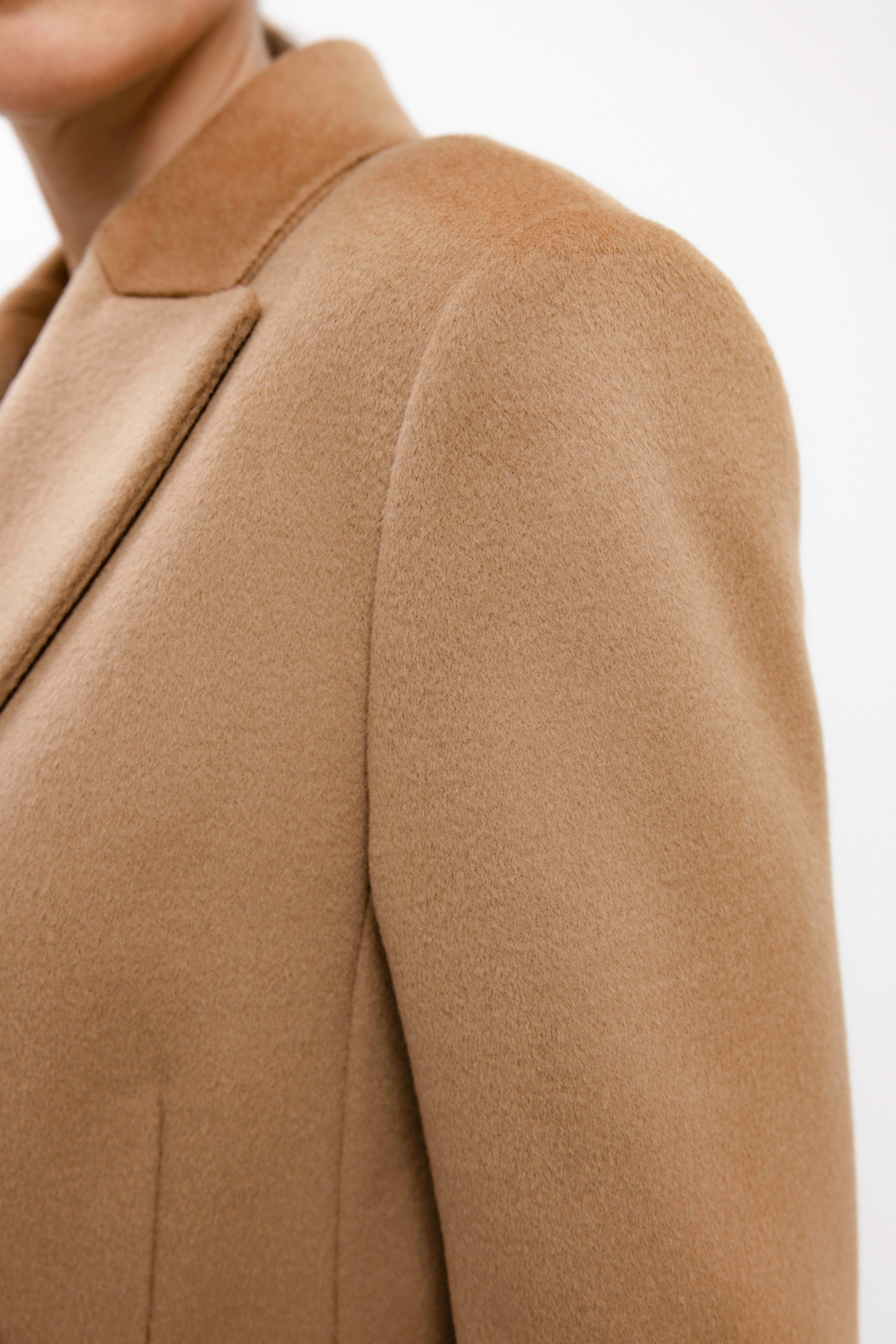 ŠVIESIAI RUDAS ILGAS LIEMENUOTAS VILNOS PALTAS