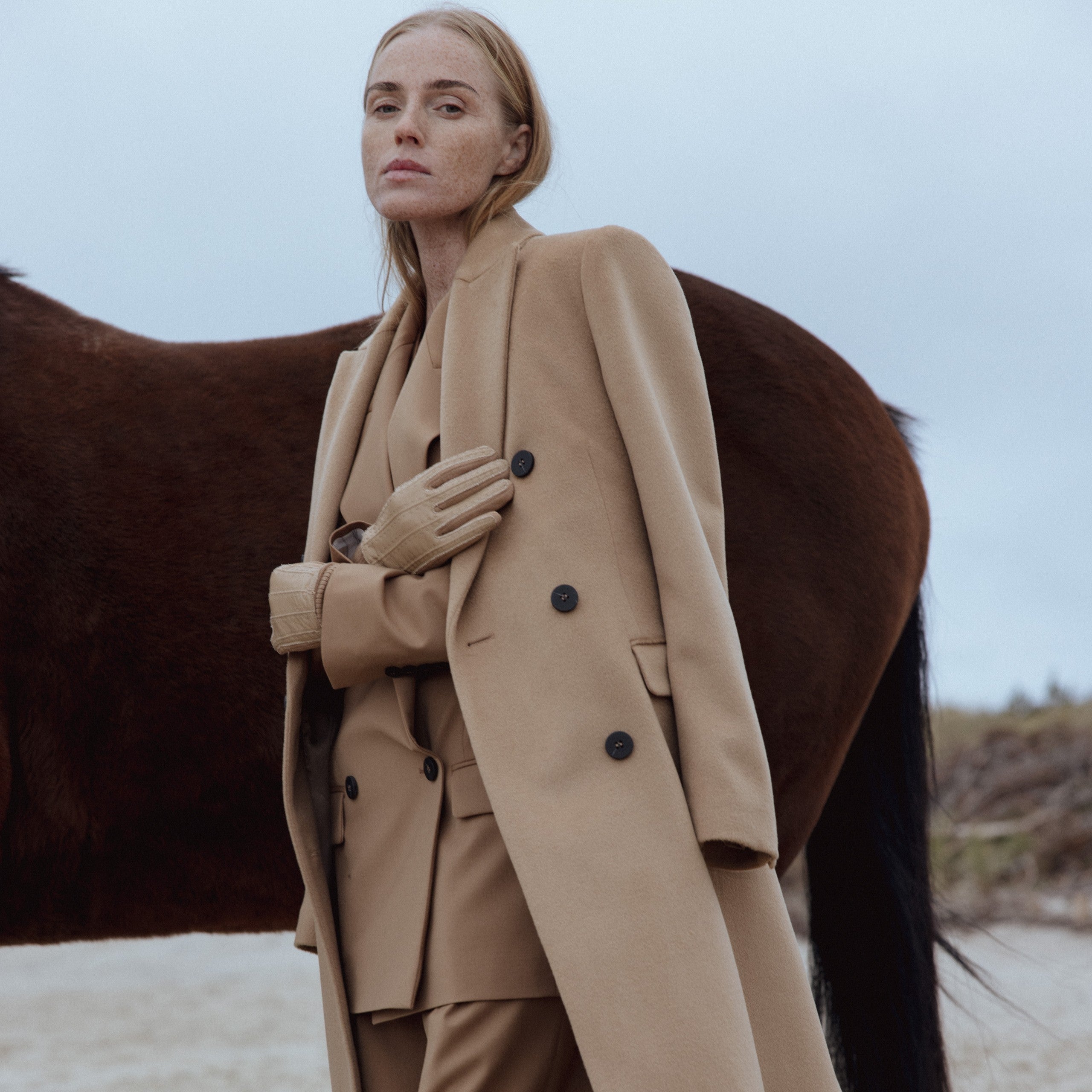 UNISEX DOUBLE-BREASTED WOOL COAT IN HERRINGBONE PATTERN – InAvati