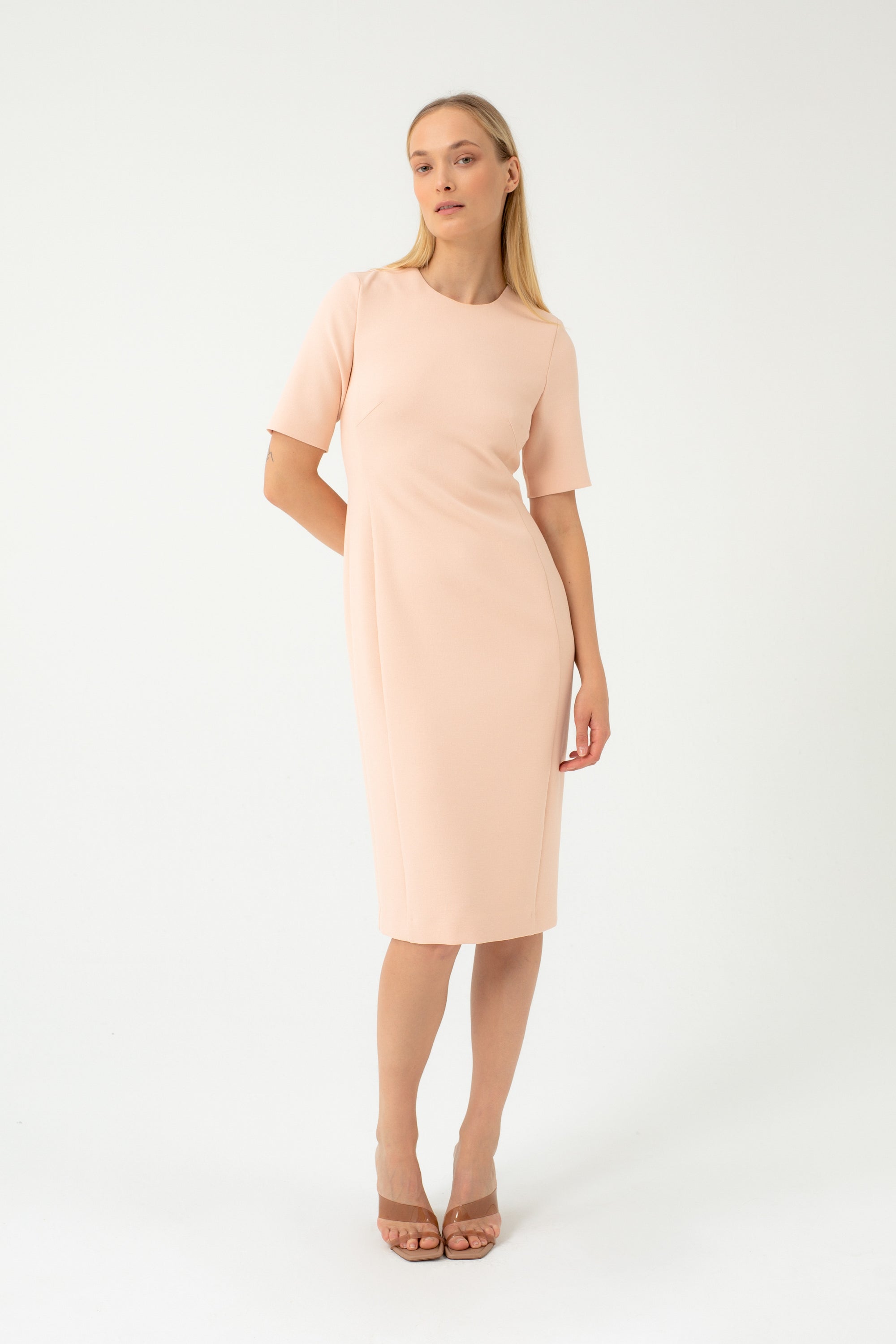 PERSIKINĖ LIEMENUOTA SUKNELĖ TRUMPOMIS RANKOVĖMIS