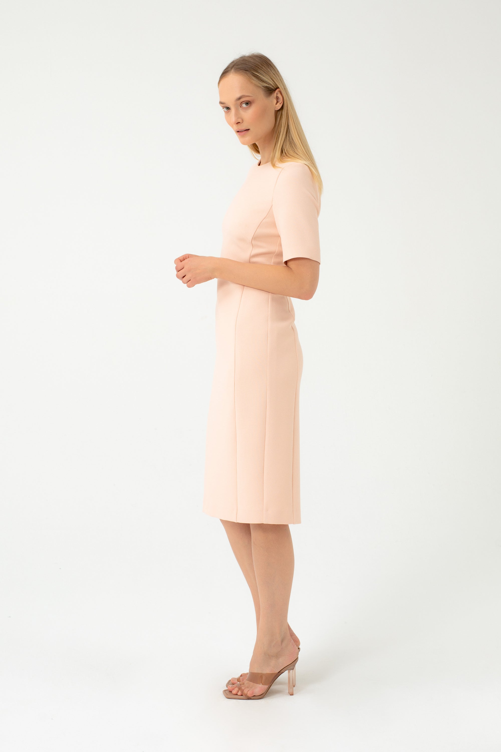 PERSIKINĖ LIEMENUOTA SUKNELĖ TRUMPOMIS RANKOVĖMIS