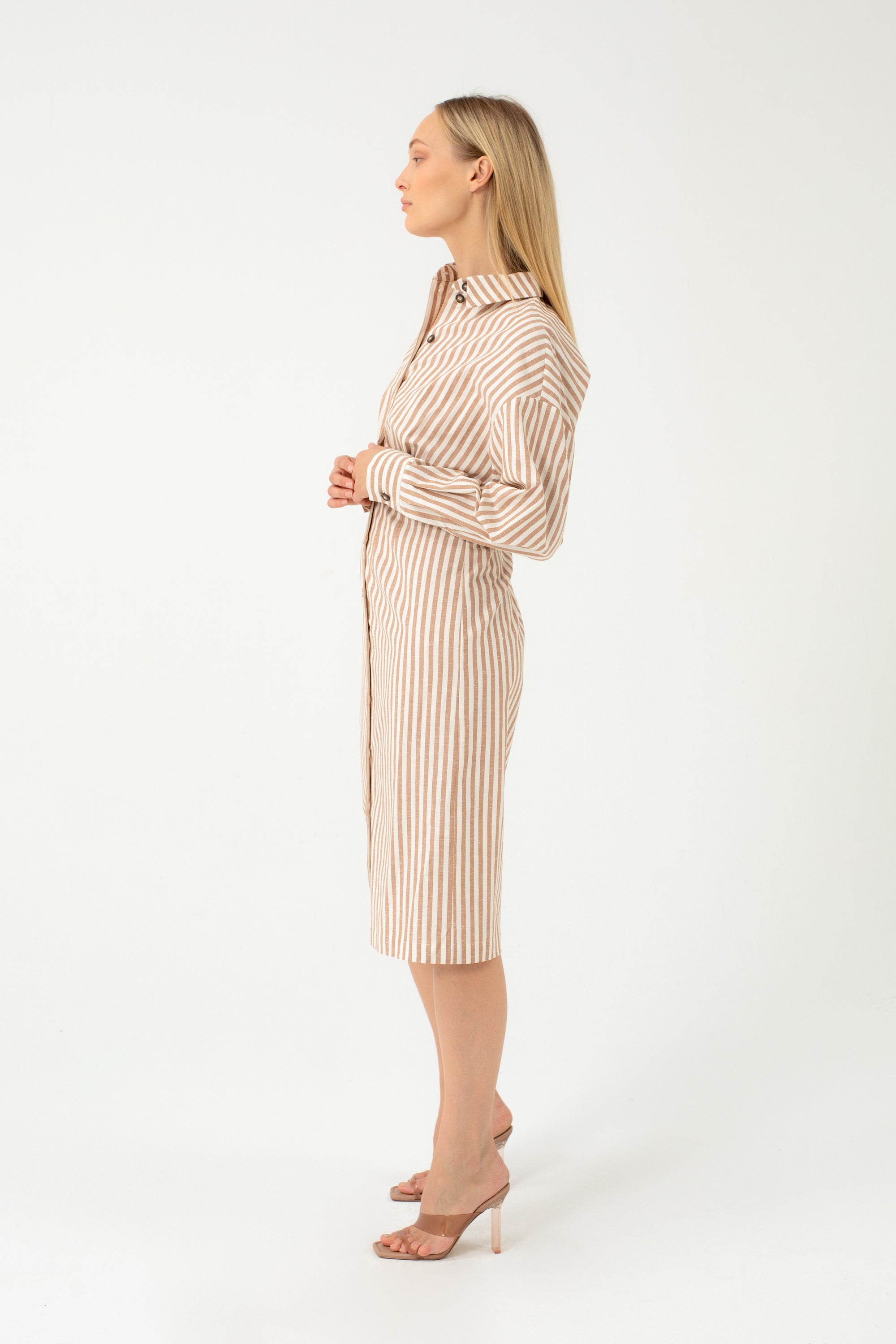 DRYŽUOTA SUKNELĖ SU PRIEKINĖMIS SAGOMIS