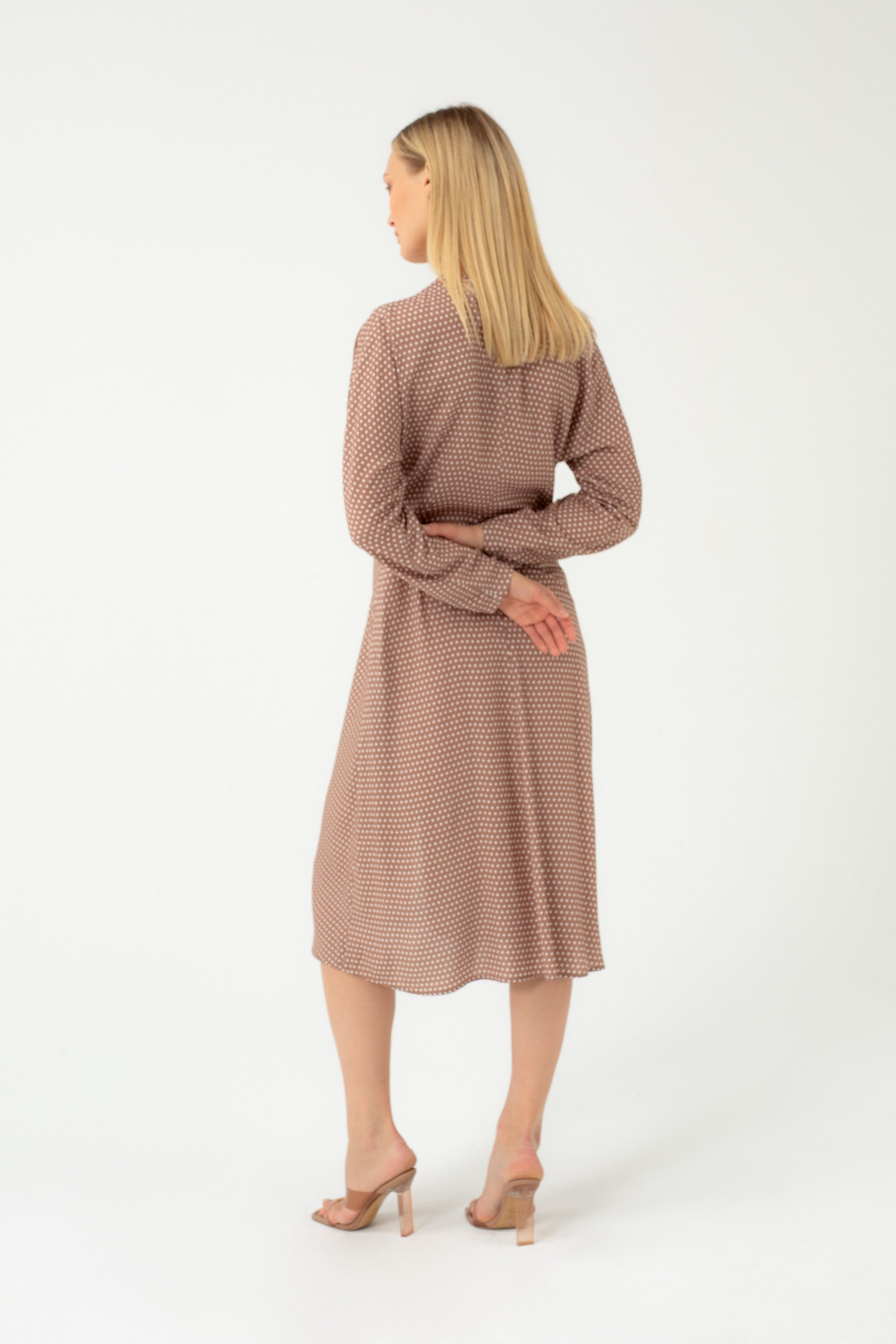 TAŠKUOTA SUKNELĖ SU SAGOMIS PRIEKYJE