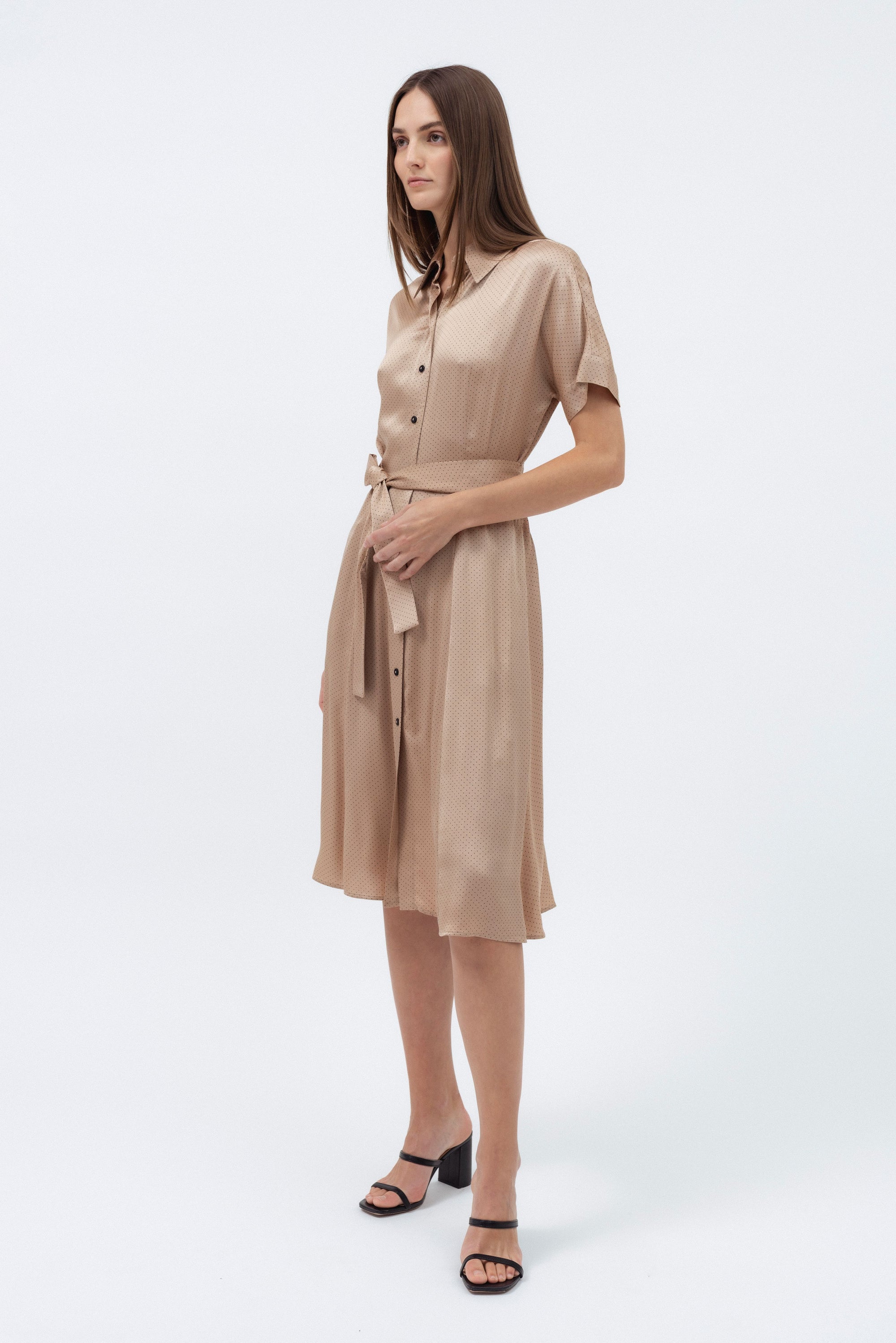 SMĖLIO SPALVOS MIDI MARŠKINIŲ TIPO SUKNELĖ SU TAŠKELIAIS